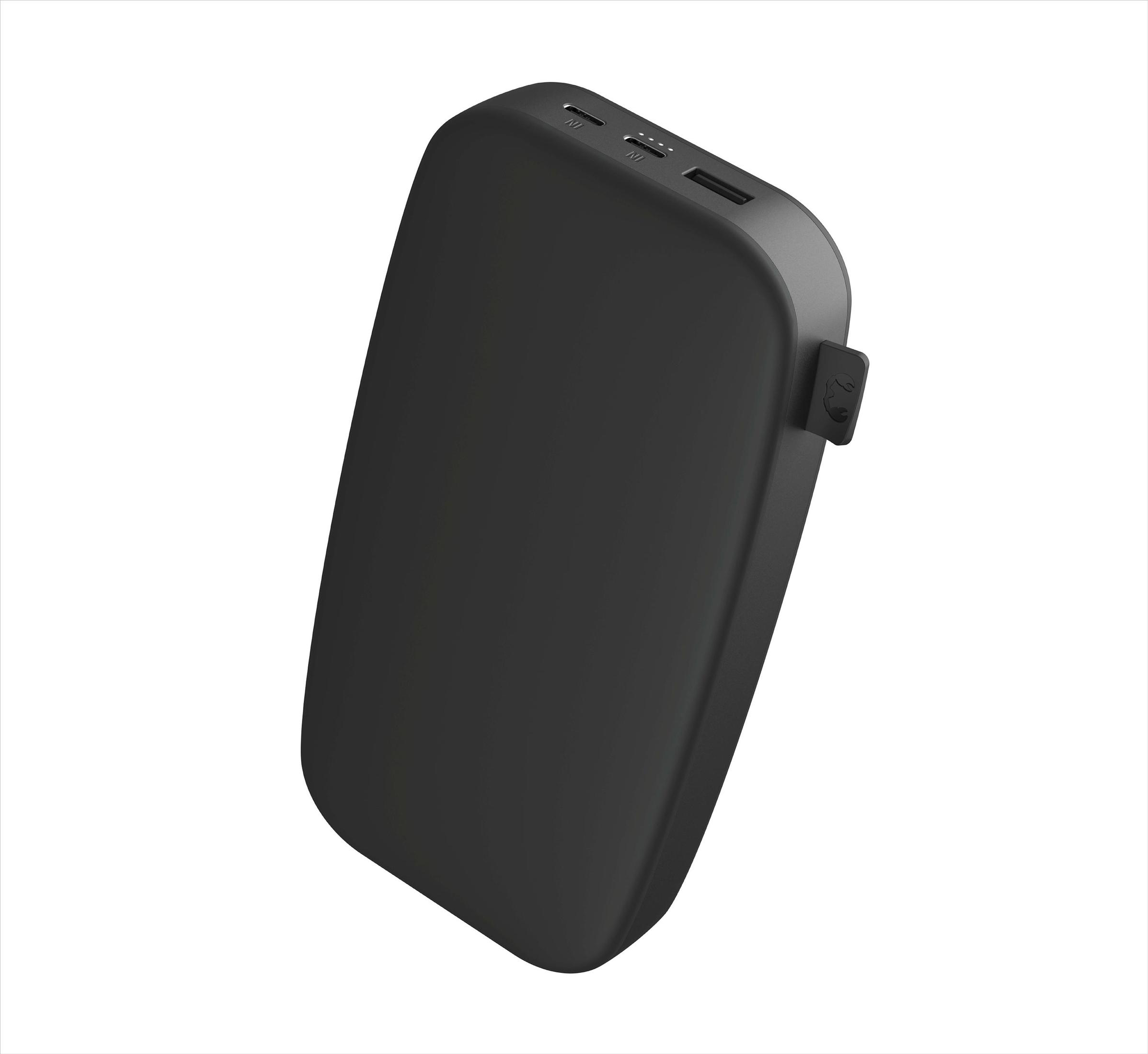 Czarny power bank pod kątem. Porty na górze i mały haczyk z boku, białe tło.