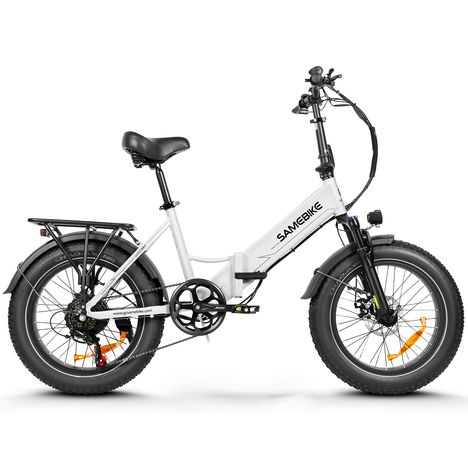 Bicicleta eléctrica Samebike blanca, plegada. Llantas gruesas, portaequipajes trasero y reflectores naranjas.