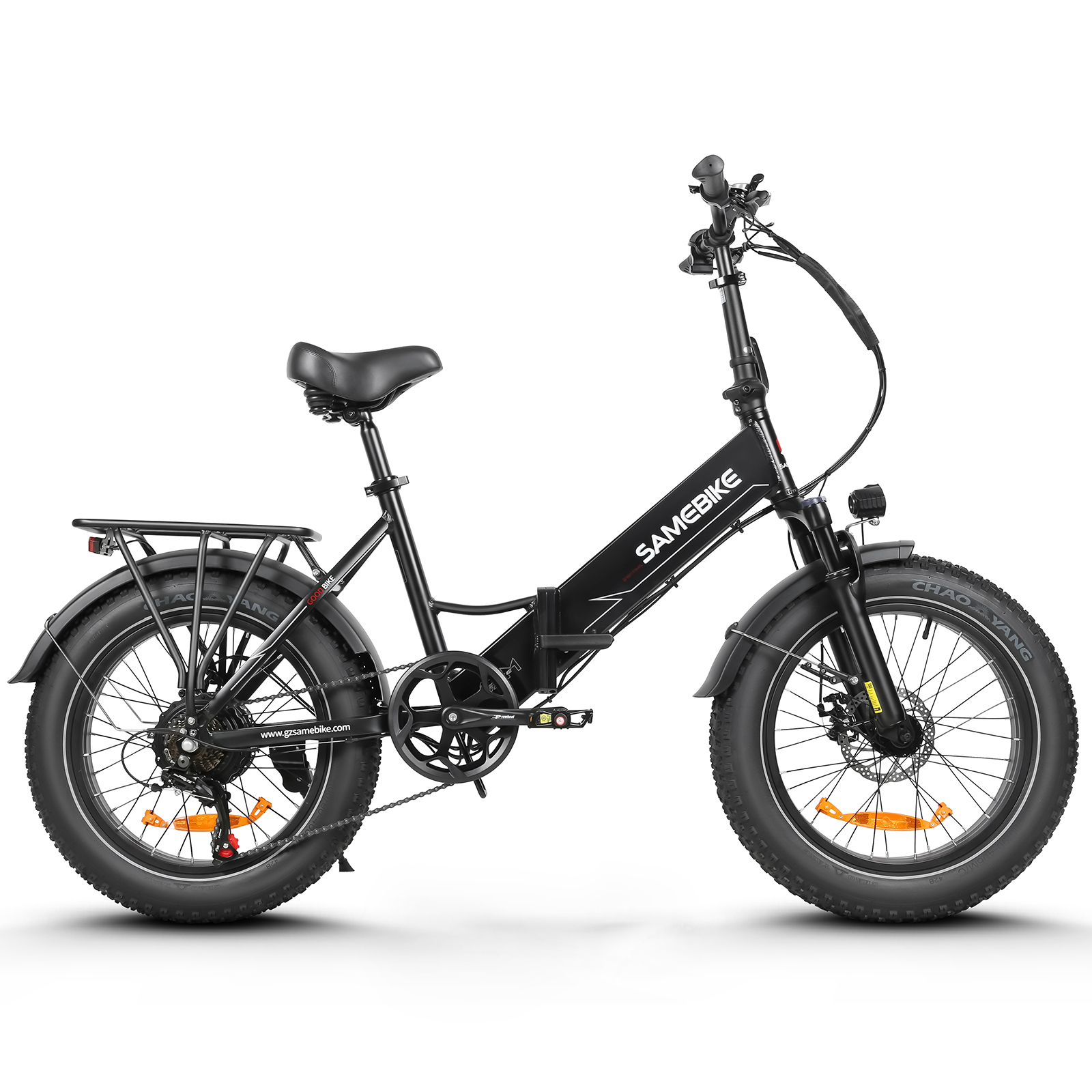Czarny e-rower SAMEBIKE z czarnym siedzeniem, bagażnikiem, koszem i oponami. Rower jest skierowany w lewo i ma białe tło.
