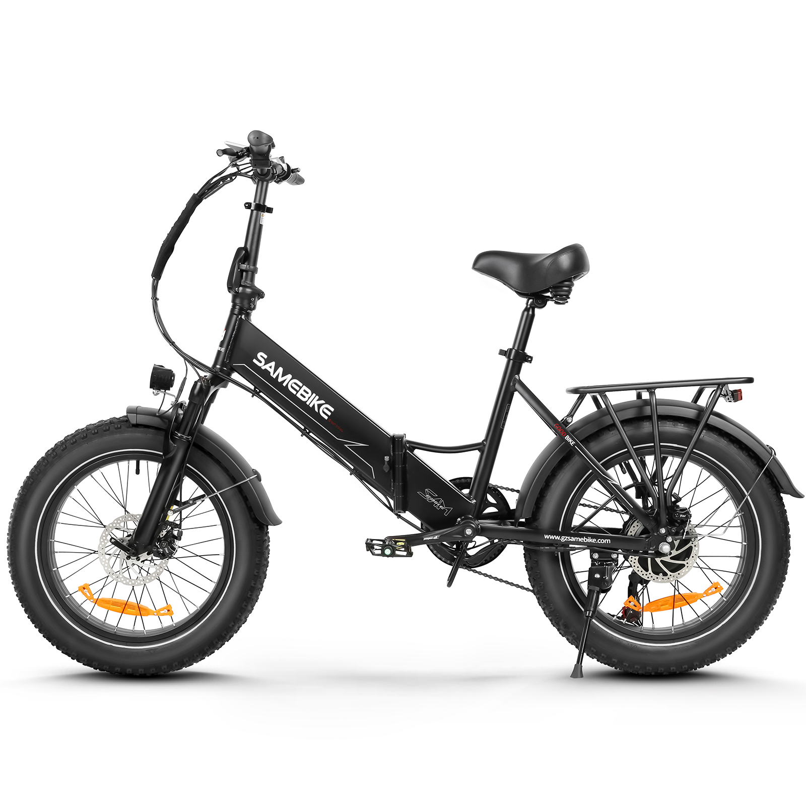 Una bicicleta eléctrica plegable Samebike negra con neumáticos negros. Tiene un portaequipajes y luces reflectantes naranjas.