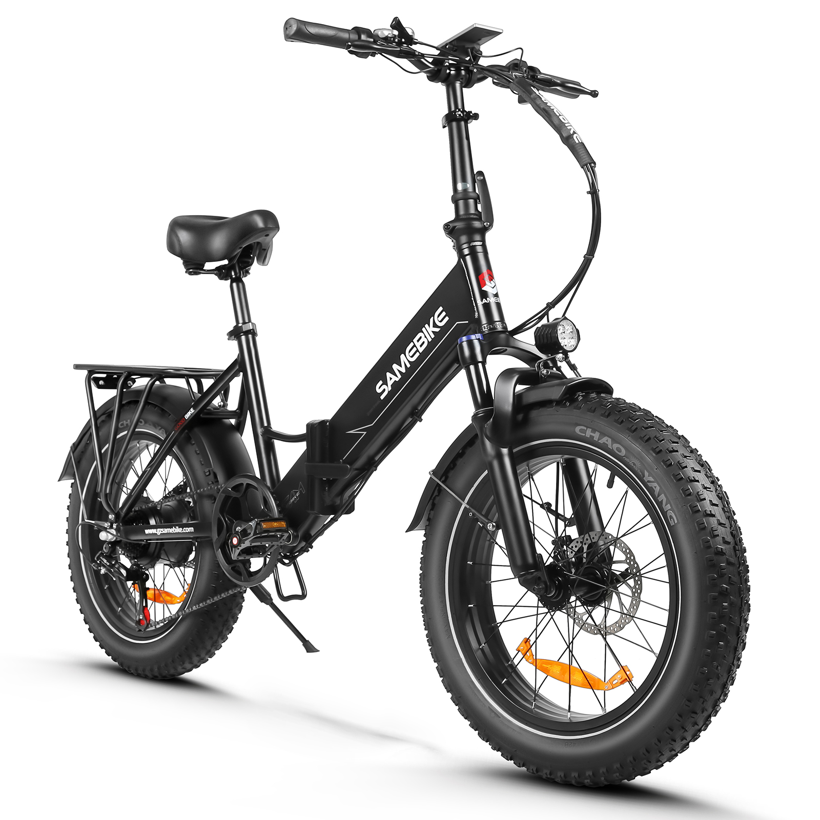 Czarny składany rower elektryczny Samebike z dużymi oponami i koszem. Na białym tle, ma przednie światło.