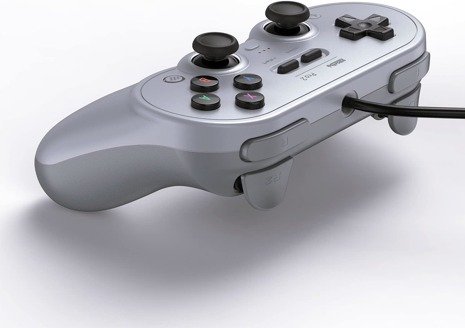 Silberner 8BitDo Pro 2 Gamecontroller. Schwarzes Kabel rechts.