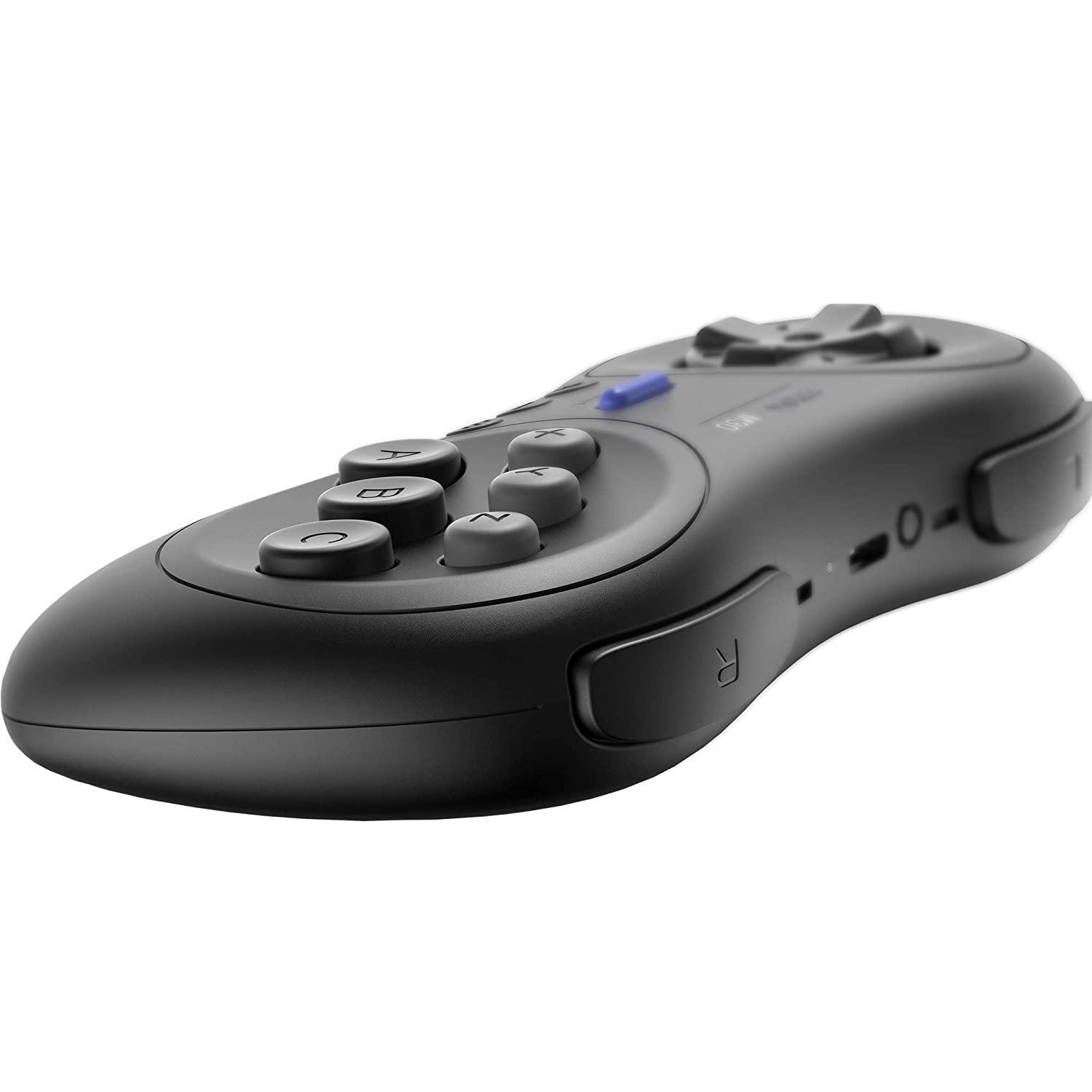 Manette noire, angle bas. Boutons et une croix directionnelle sont visibles. Isolée sur fond blanc.
