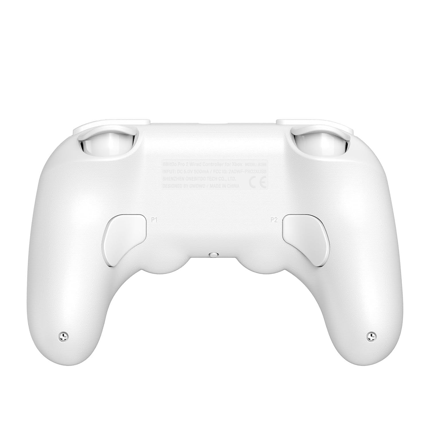 Tył białego gamepada. Posiada przyciski, oznaczenia i informacje o modelu.