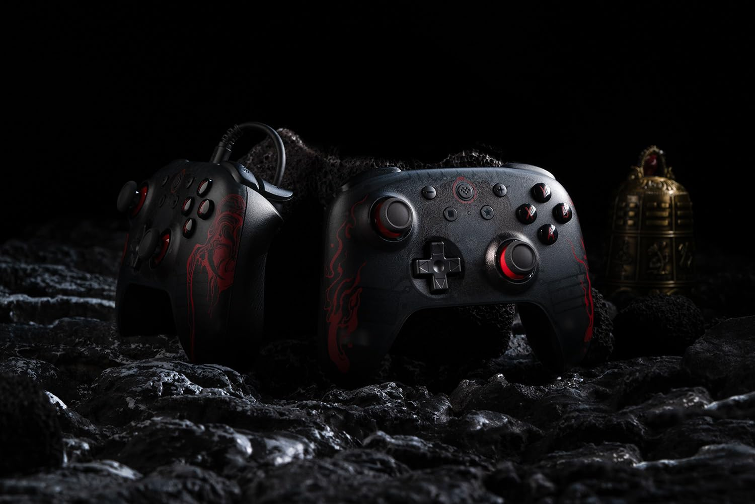 Dwa czarne kontrolery z czerwonymi akcentami, jeden po lewej i jeden po prawej, z ciemnym tłem.