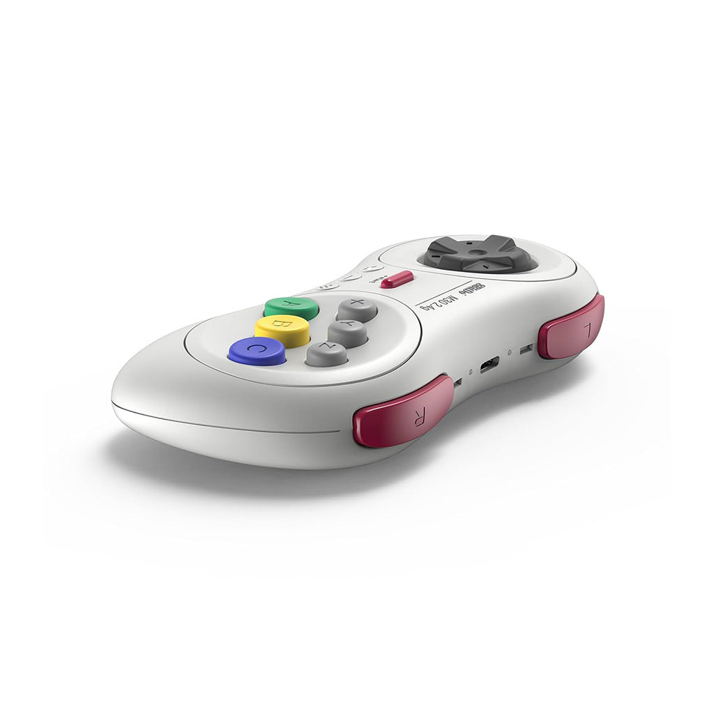 Un controller di gioco bianco con un D-pad nero e dettagli rossi, angolato su una superficie bianca.