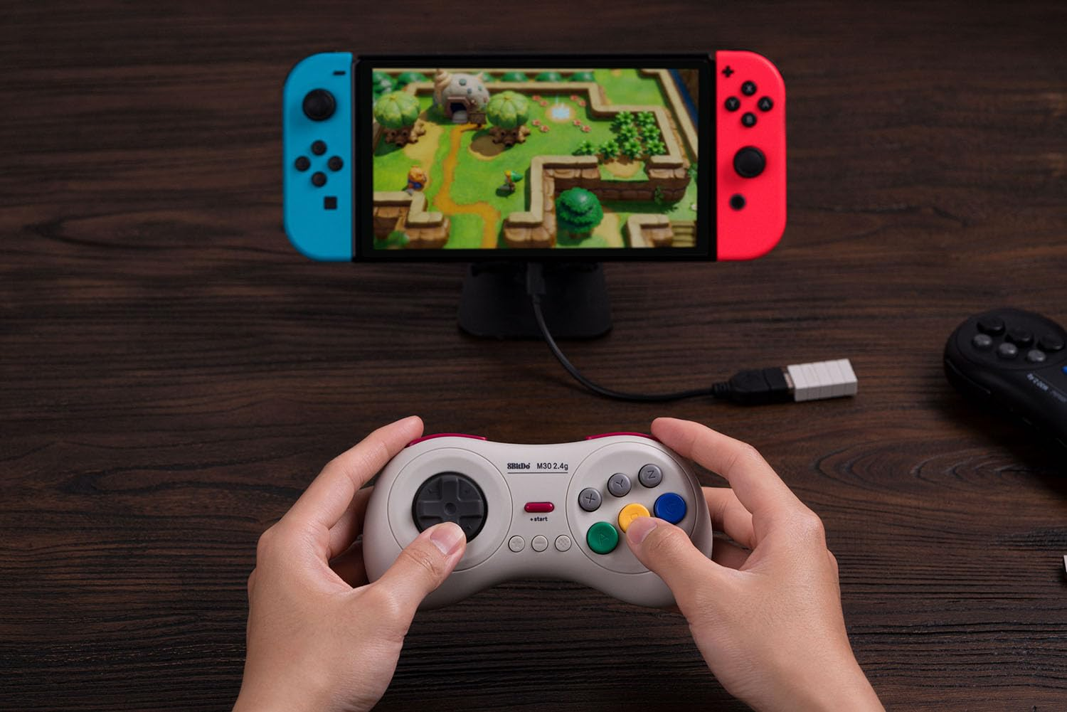 Una persona tiene un controller, giocando su una Switch. Il controller è collegato al dispositivo.