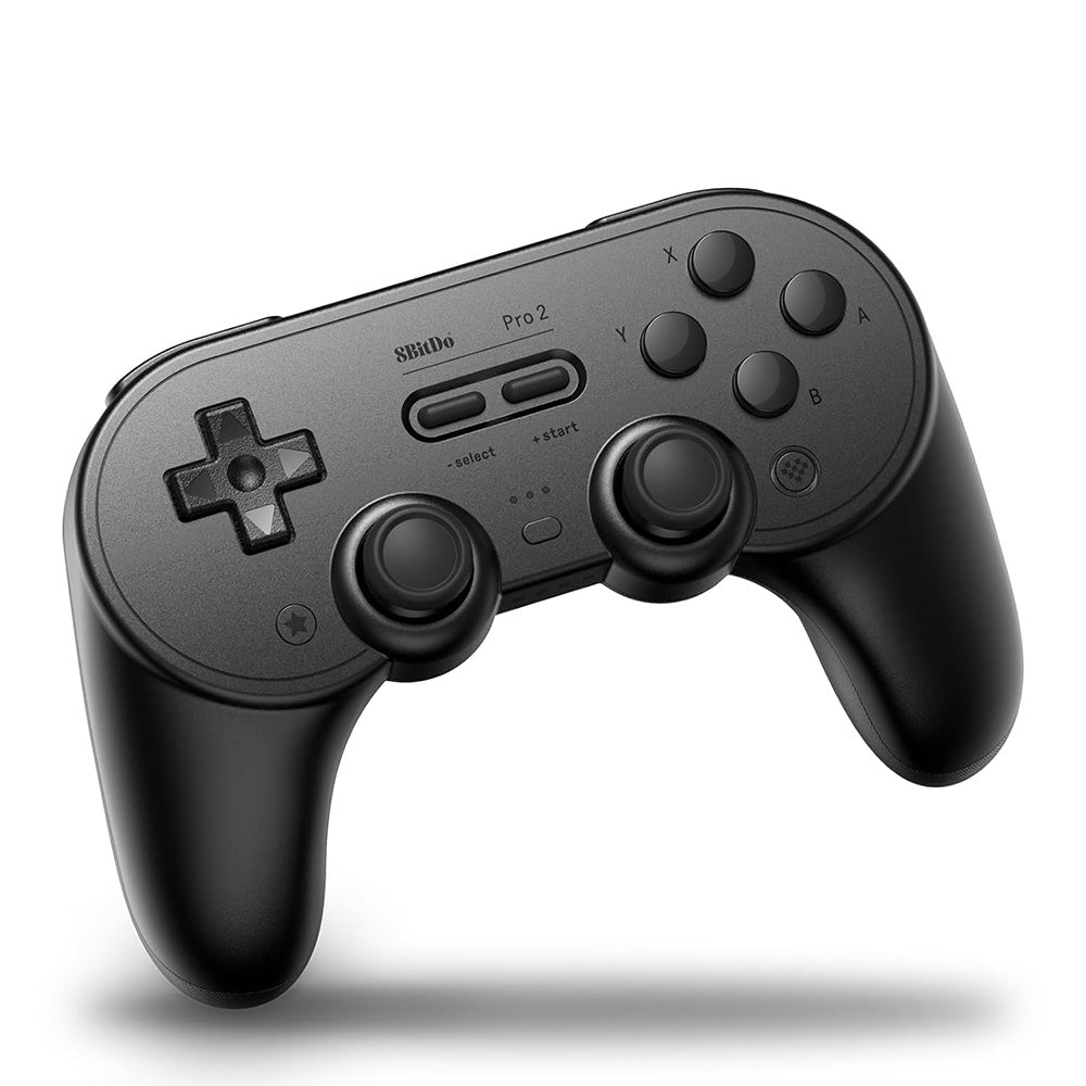 Un controller nero con pulsanti e un D-pad. Il controller ha un'etichetta Pro 2.