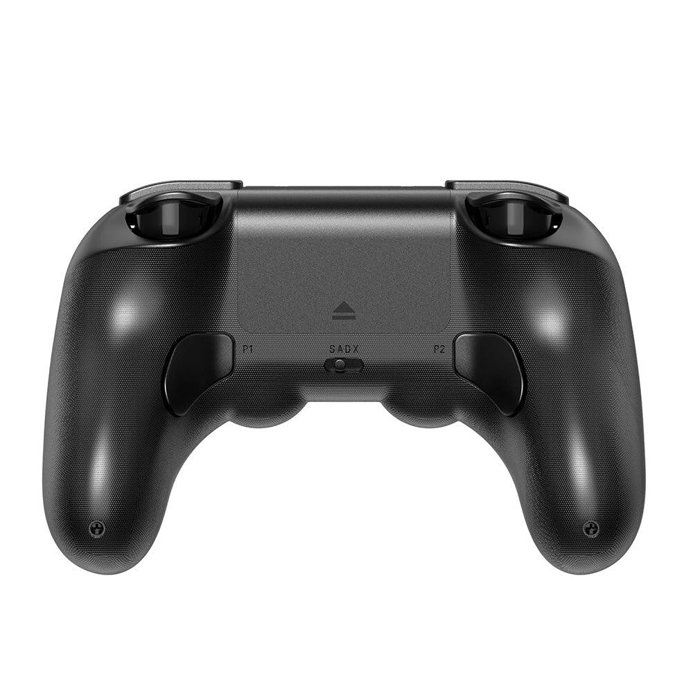 Il retro di un controller di gioco nero, che mostra pulsanti e impugnature, su sfondo bianco.