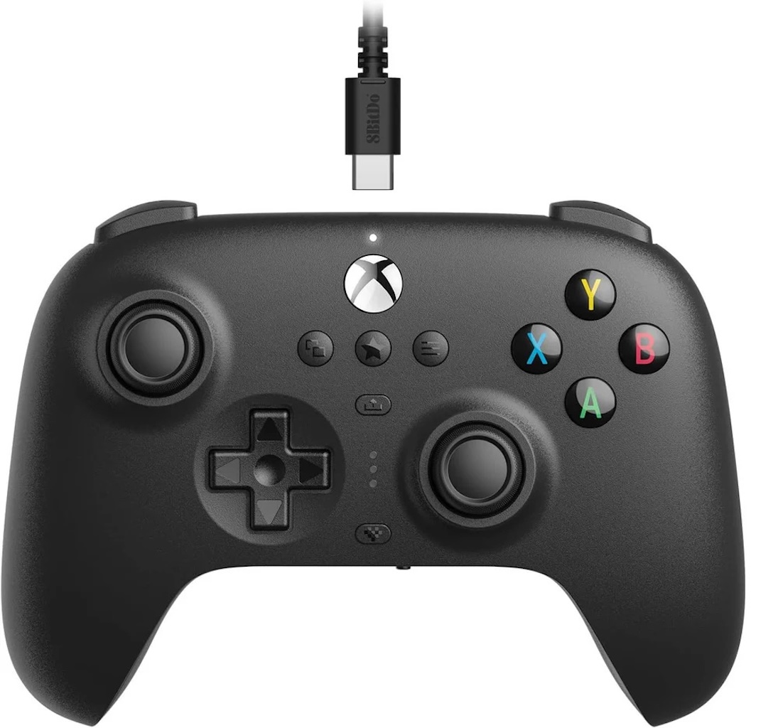 Czarny kontroler Xbox z kolorowymi przyciskami, krzyżakiem i joystickami. Podłączony jest kabel USB-C.