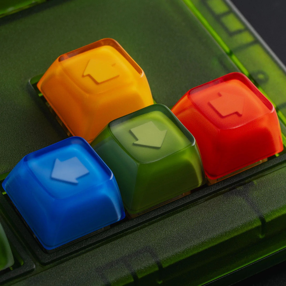 Primo piano di quattro tasti colorati su una tastiera verde.