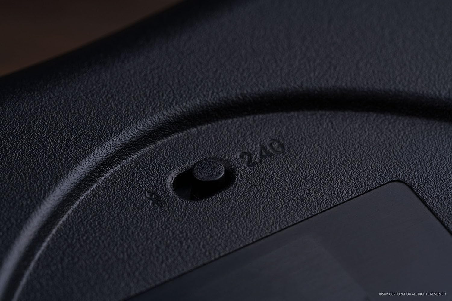 Zbliżenie czarnego kontrolera do gier z przełącznikiem i tekstem: 240.