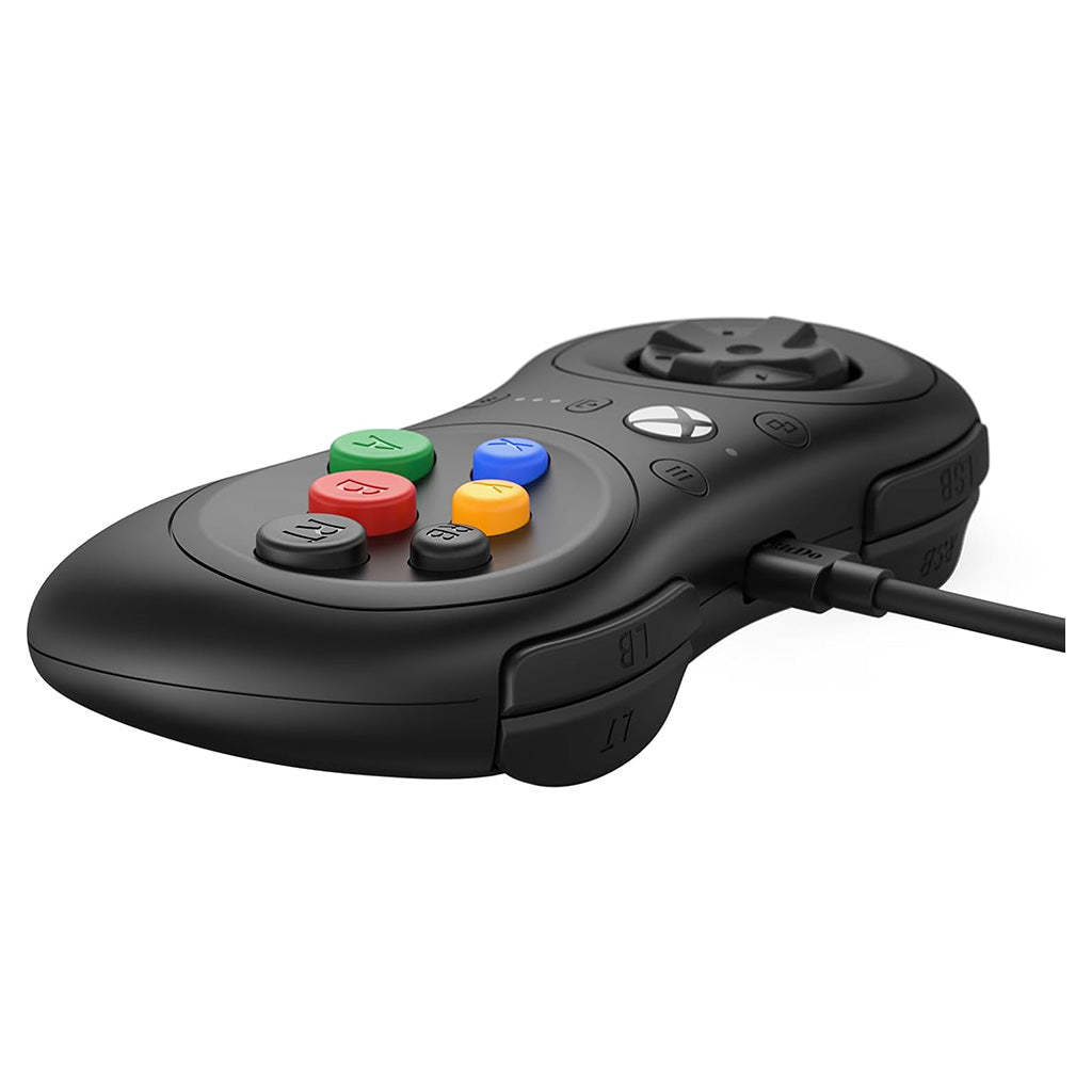Un controller 8BitDo nero con vari pulsanti colorati e un cavo USB su uno sfondo bianco.