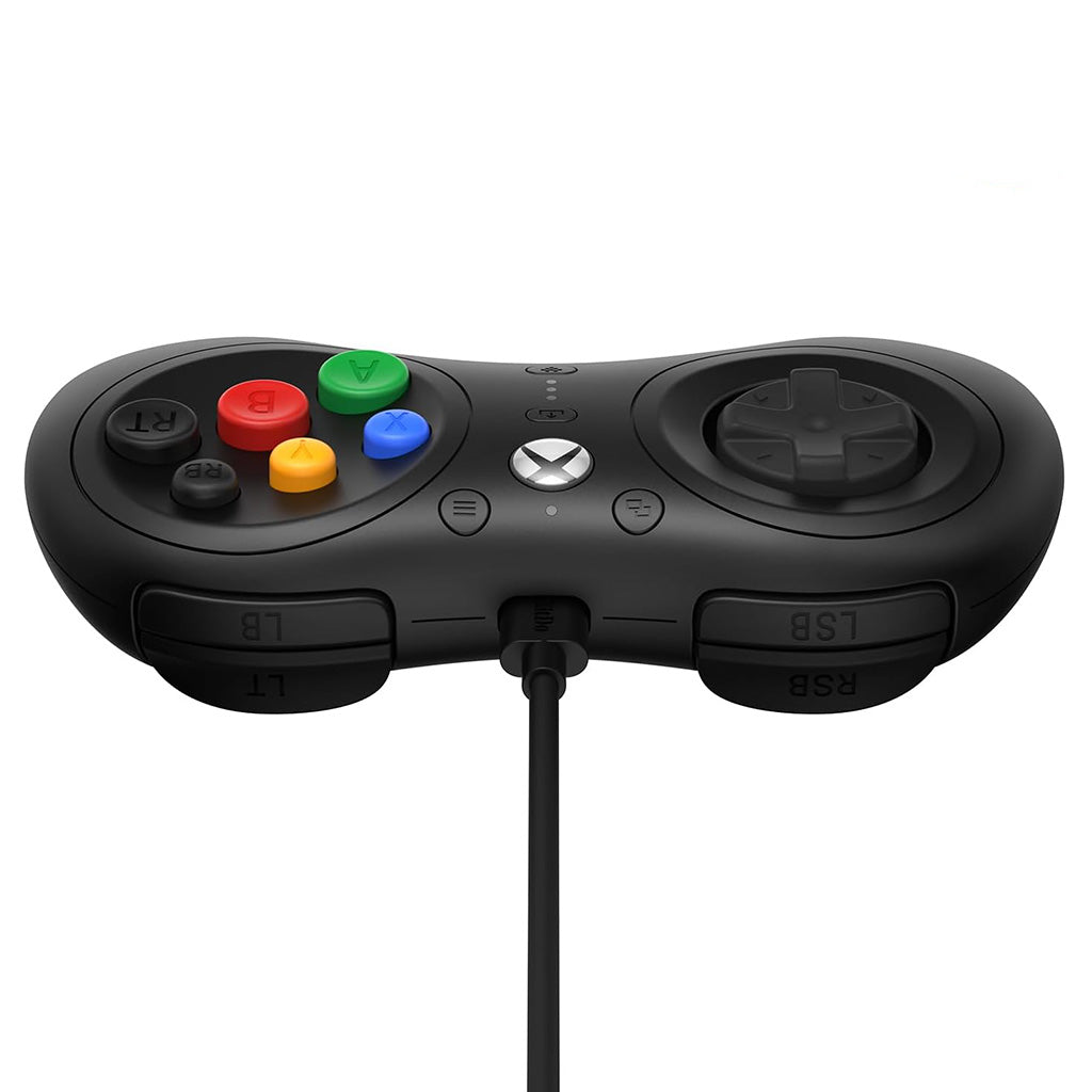 Controller nero con pulsanti colorati e un pad direzionale. Un cavo è collegato.