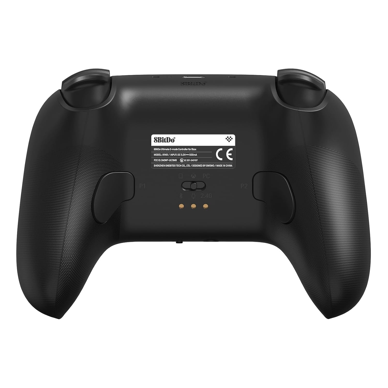 Retro di un controller nero con etichette. Due porte di connessione sono visibili. Sfondo bianco.