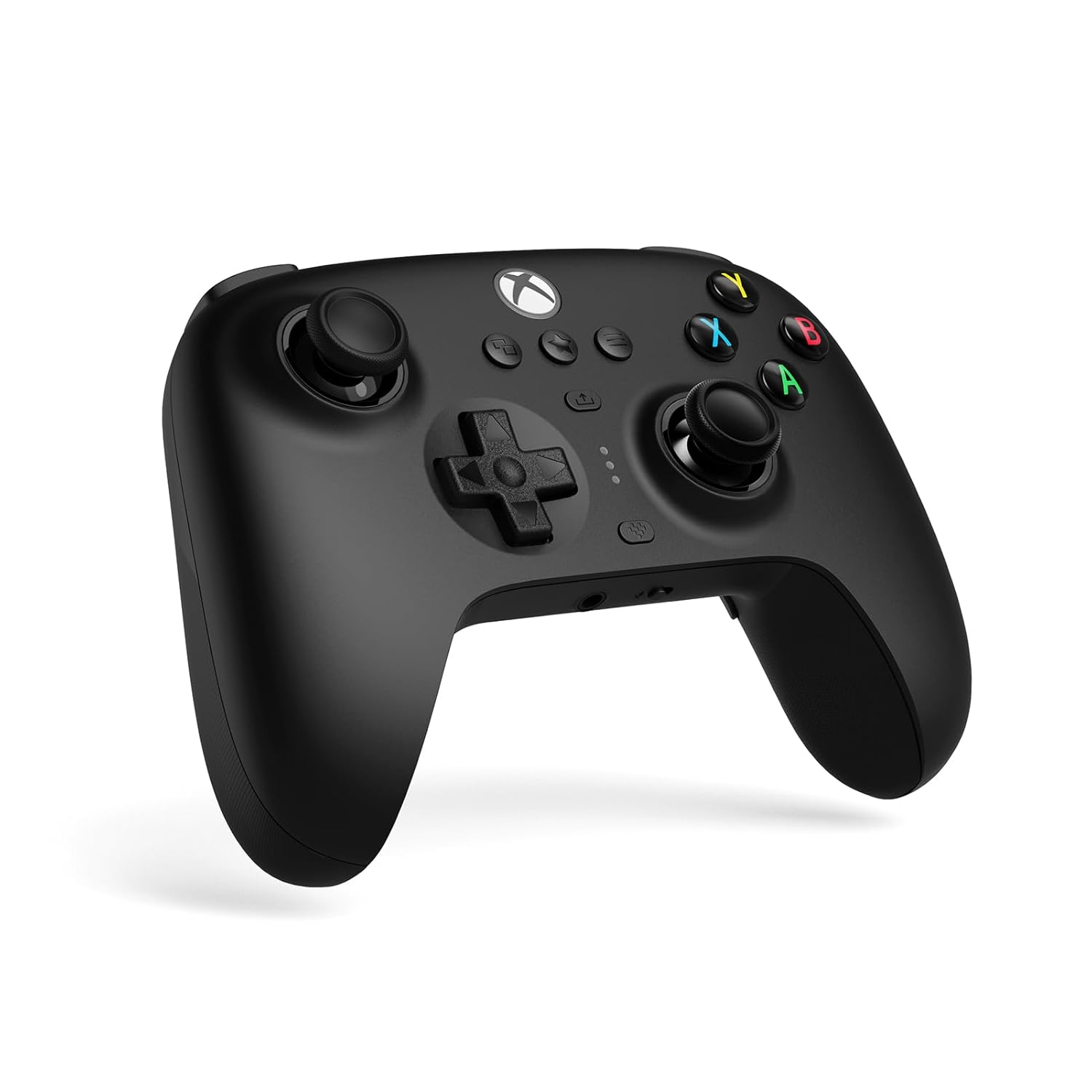 Controller Xbox nero, vista angolata. Sono visibili pulsanti e joystick. Sfondo bianco.