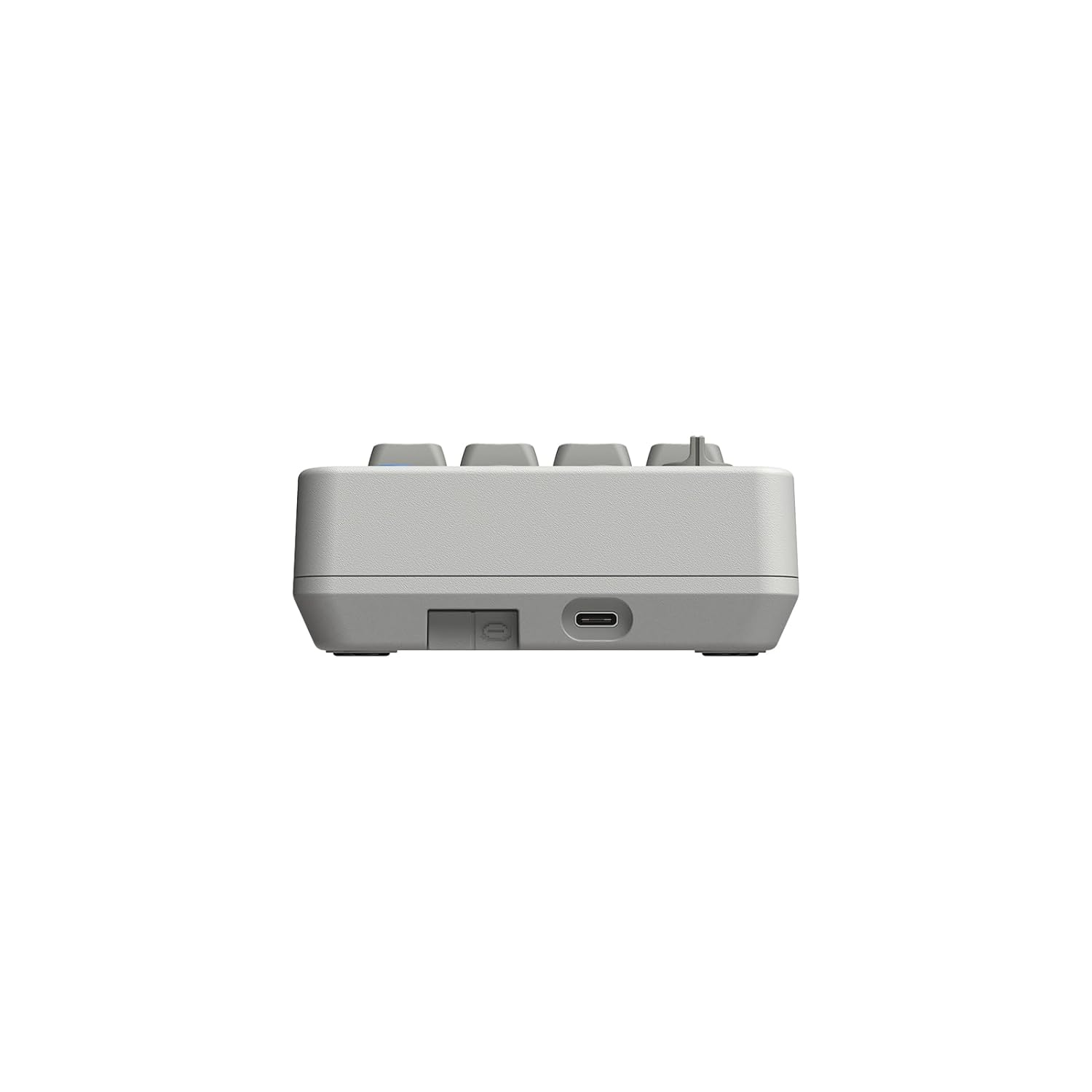 Vista laterale di una tastiera grigio chiaro, con una porta USB-C sul lato, su sfondo bianco.