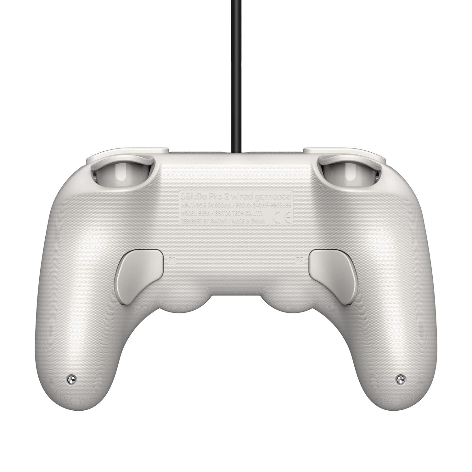 Biały gamepad z czarnym kablem. Posiada przyciski, joysticki i tekst. Wyizolowany na białym tle.