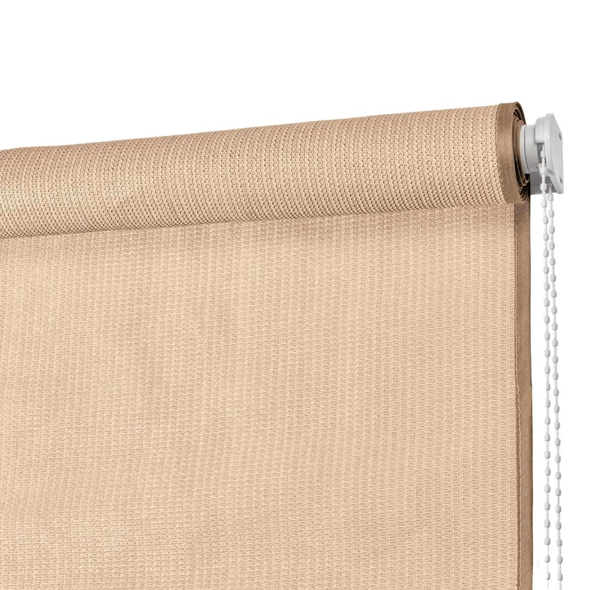 Un gros plan montre un store enrouleur beige partiellement déroulé, avec un cordon blanc.