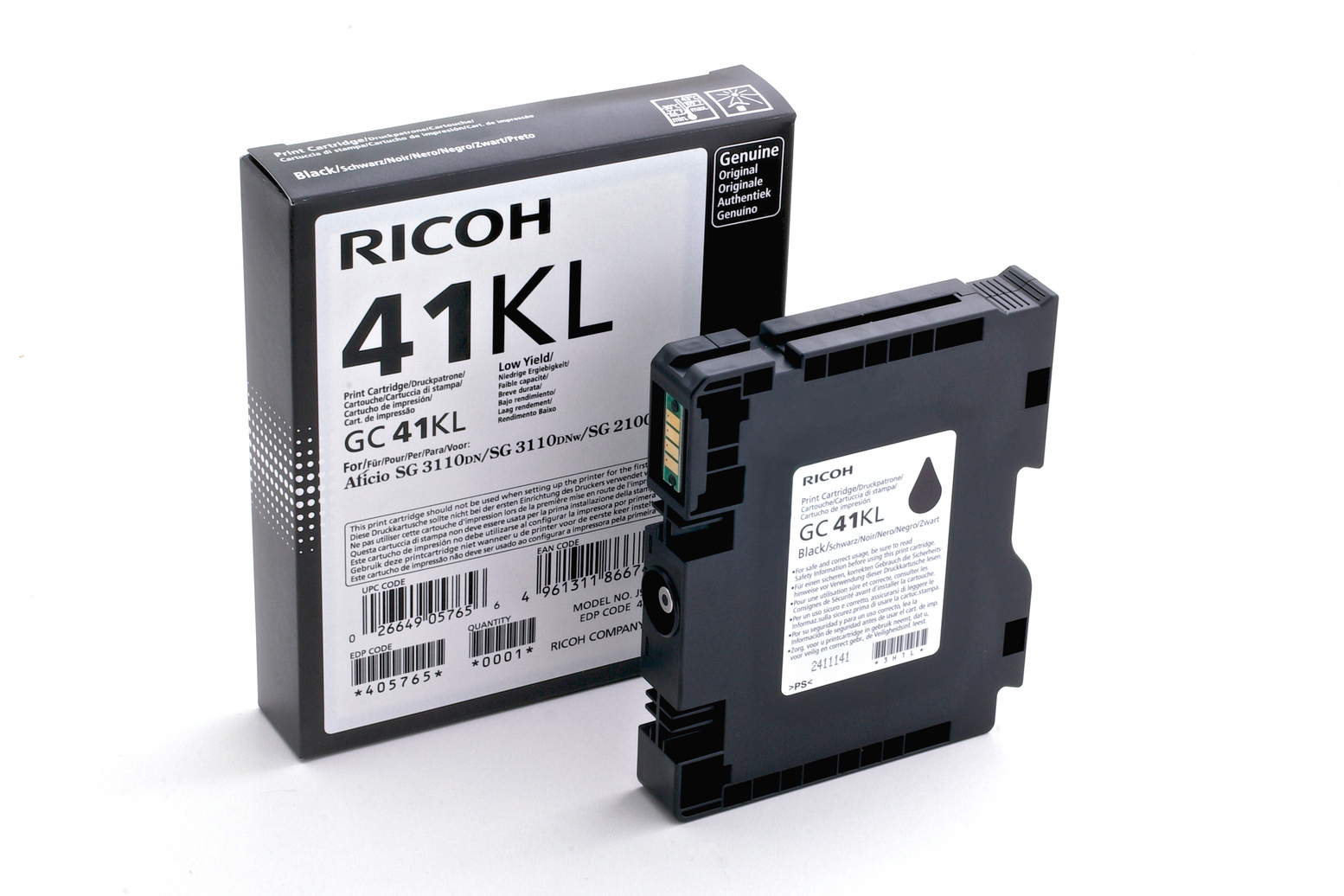 Una cartuccia d'inchiostro Ricoh nera e la sua scatola. La scatola dice 41KL e la cartuccia d'inchiostro è nera. È su una superficie bianca.