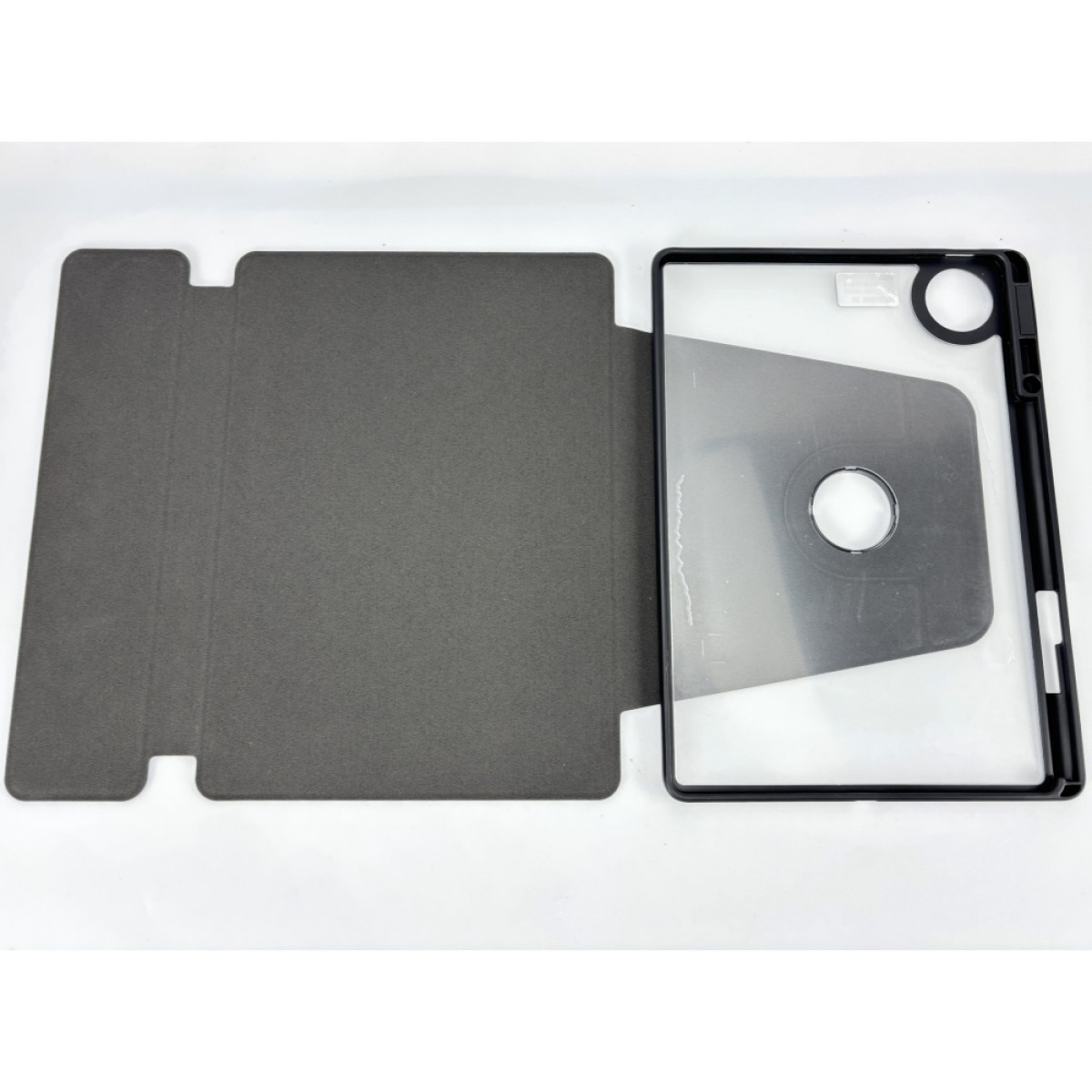 Offene Tablet-Hülle mit schwarzem Rahmen und grauem Deckel. Die Hülle liegt auf einer weißen Oberfläche.