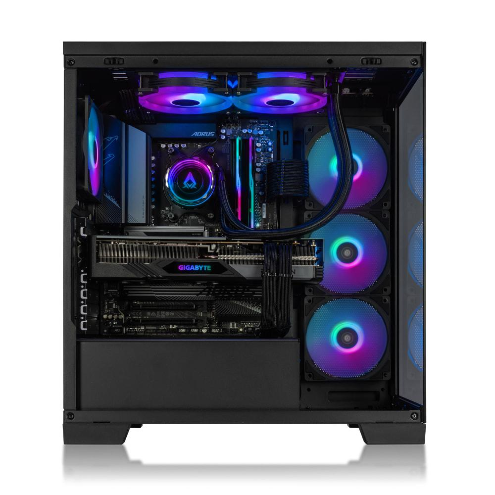 Im Inneren eines Computergehäuses sind Komponenten wie Lüfter, eine Grafikkarte und ein Motherboard zu sehen.