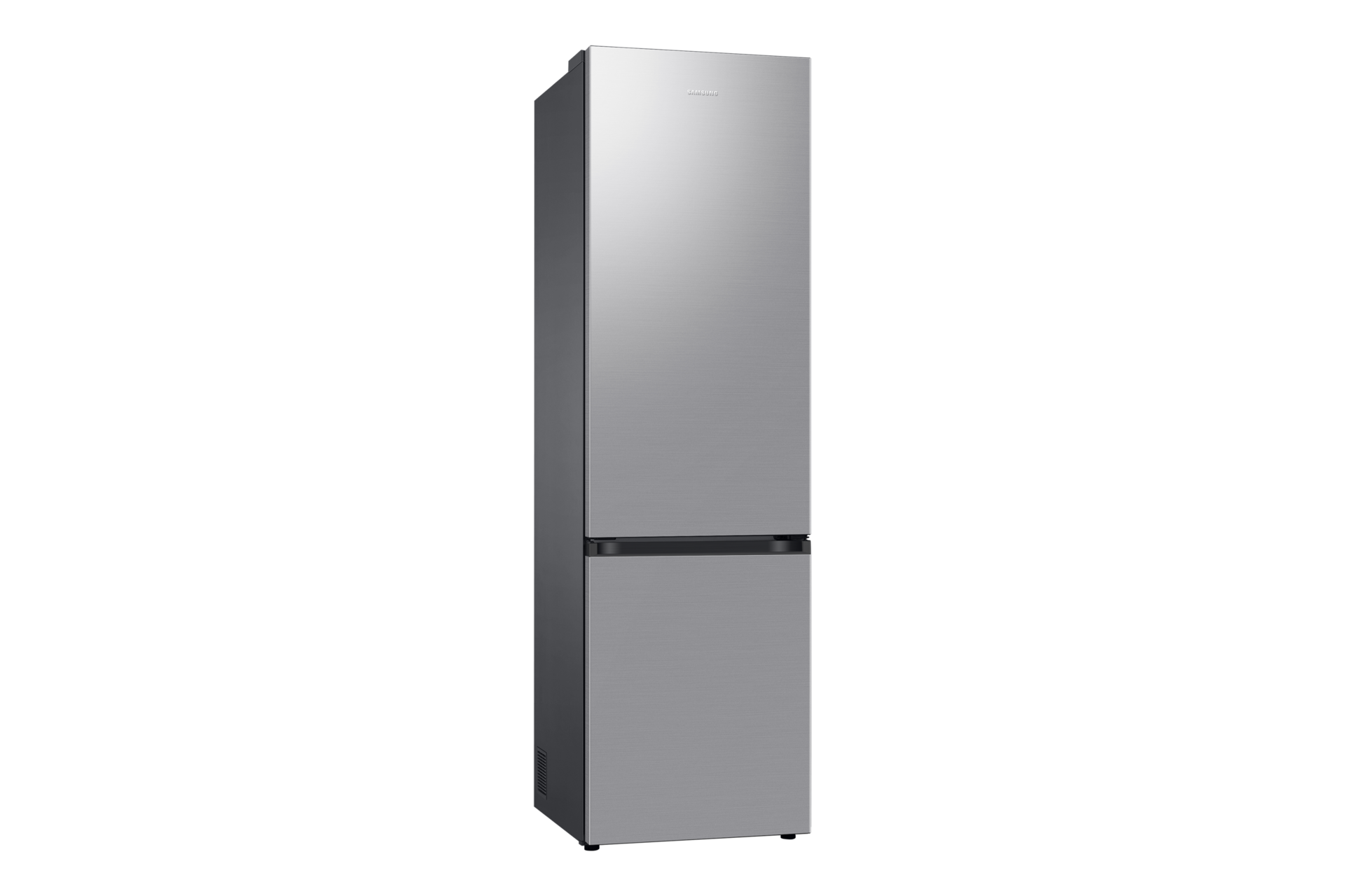 Ein hoher, silberner Samsung-Kühlschrank vor schwarzem Hintergrund. Er hat zwei Türen und ein schlichtes, modernes Design.
