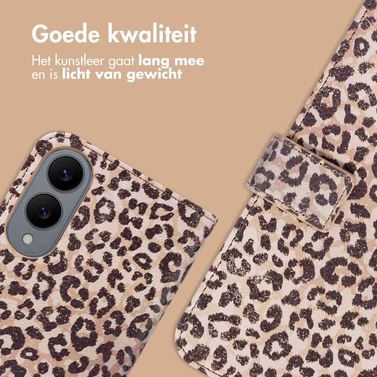 Telefoonhoes met luipaardprint, open om telefoon te laten zien. Nederlandse tekst. Bruine en zwarte vlekken.