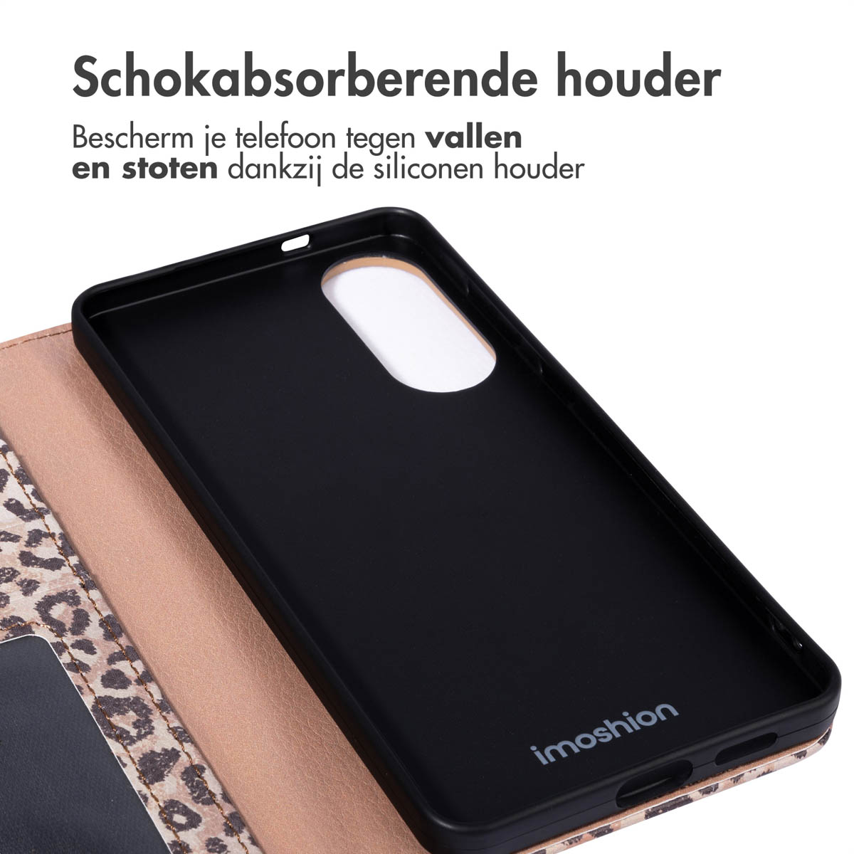 Een telefoonhoesje met een luipaardprint, met een zwarte binnenhoes die de telefoon vasthoudt.
