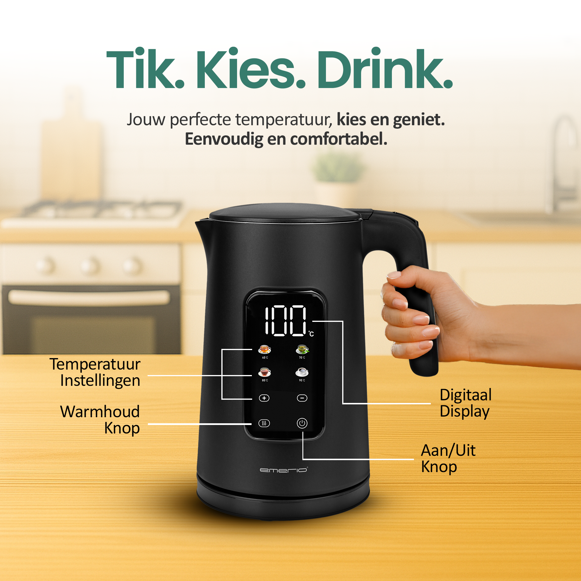 Een zwarte elektrische waterkoker met een digitaal display met 100C en knoppen, op een houten oppervlak.