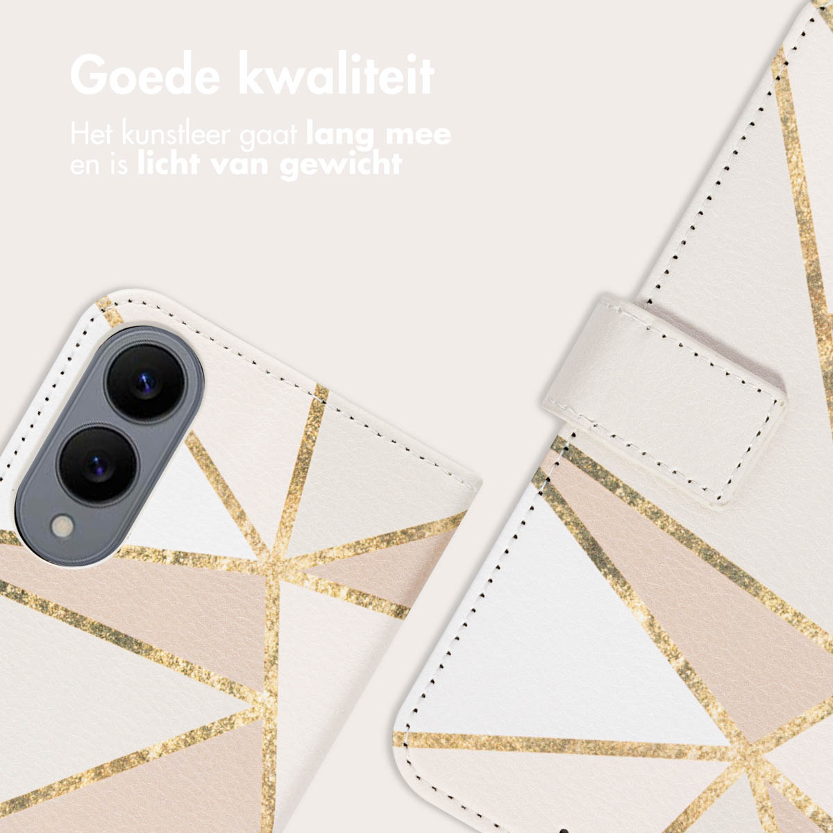 Een telefoonhoesje met een geometrisch patroon in beige en goud is open en toont een telefoon.