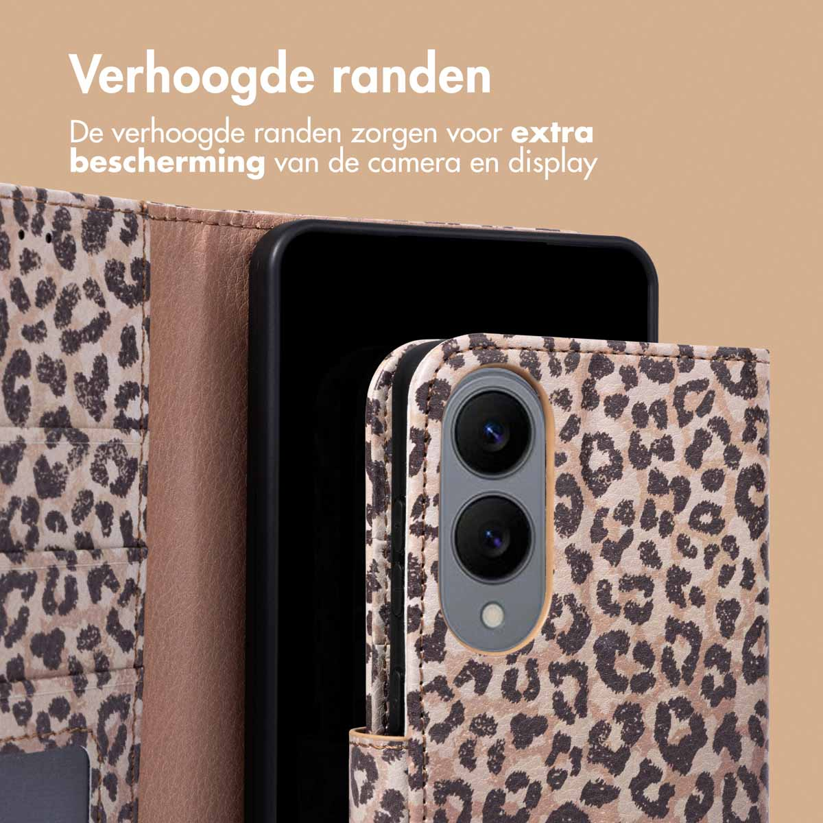 Close-up van een telefoonhoesje met een luipaardprint. De telefoon zit in de hoes.