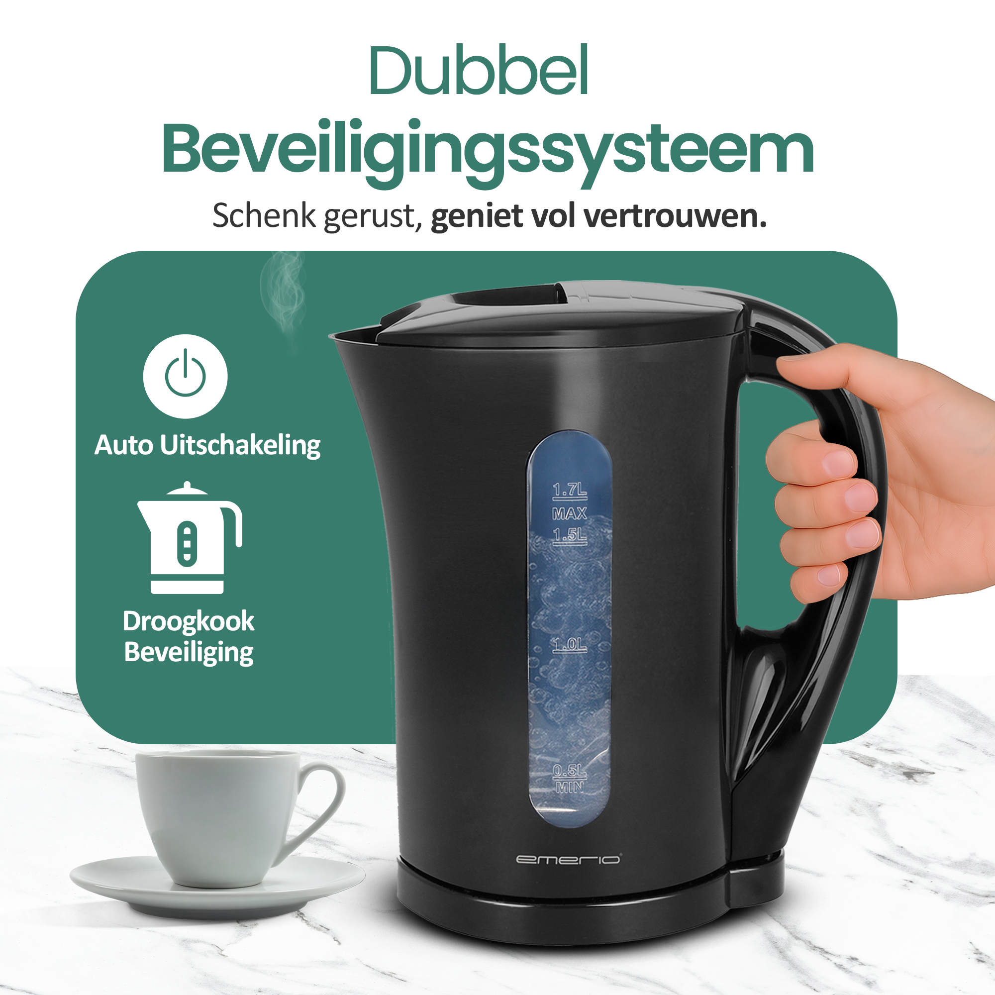 Zwarte elektrische waterkoker met blauwe waterniveau-indicator, kop en schotel ernaast. Hand rechts.