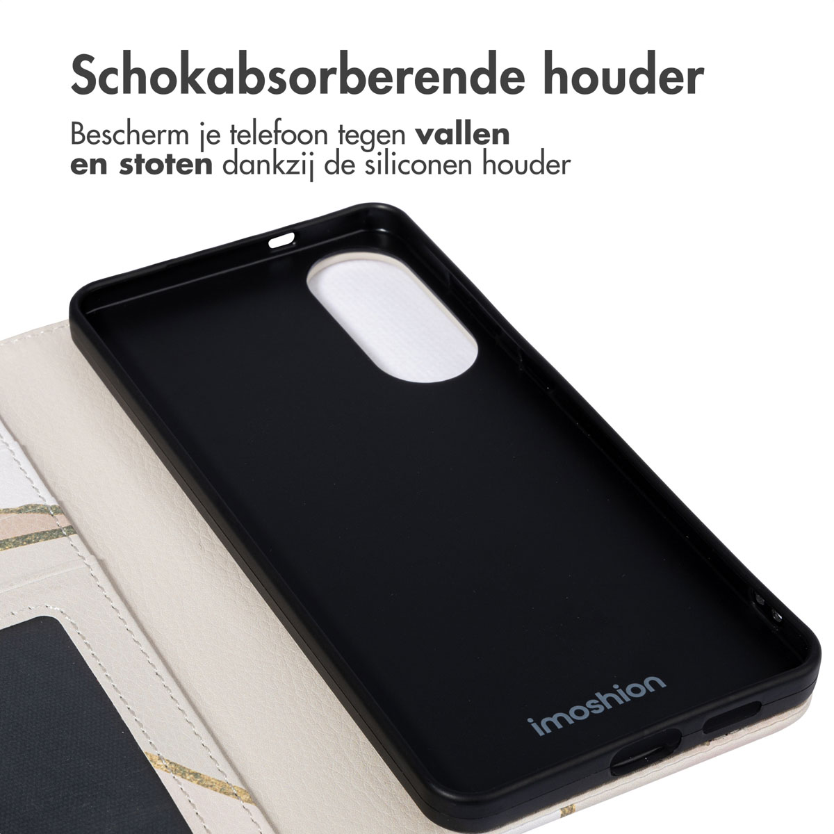 Een telefoonhoesje met een geometrisch patroon in beige en goud is open en toont een telefoon.