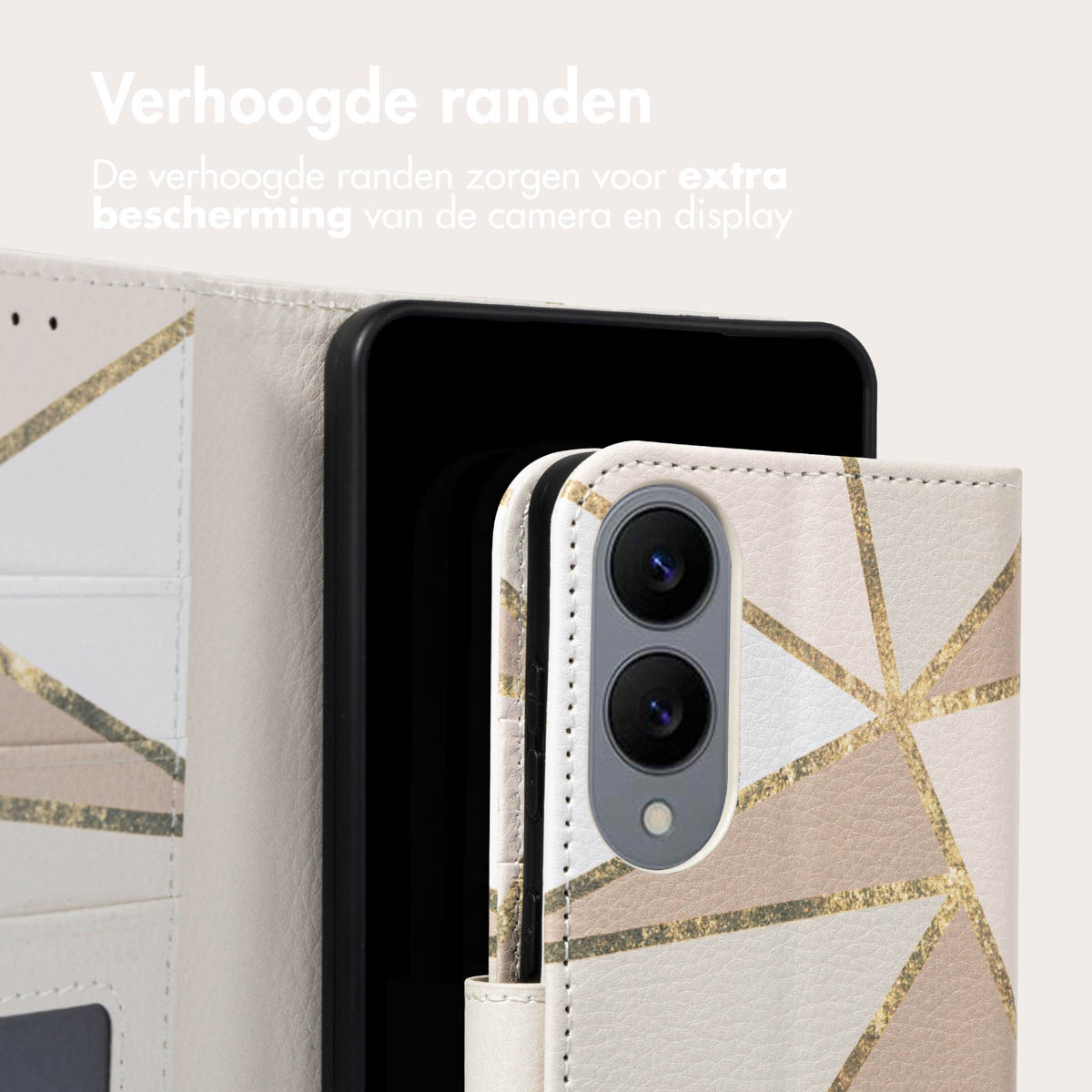 Een telefoonhoesje met een geometrisch patroon in beige en goud is open en toont een telefoon.