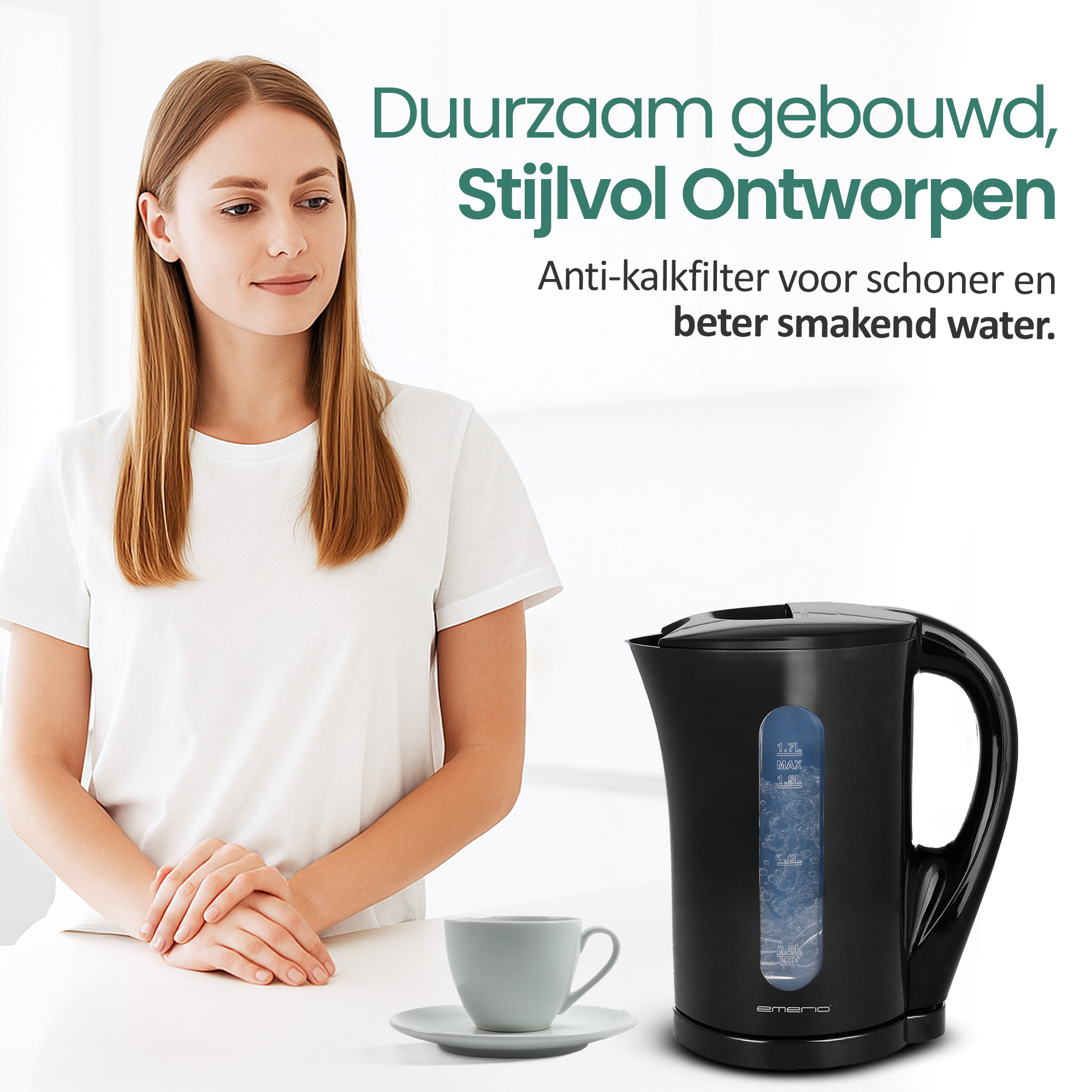 Vrouw die naar een zwarte elektrische waterkoker kijkt. Een kop en schotel staan op tafel.