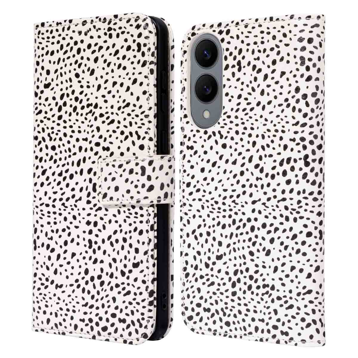 Een telefoonhoesje met een witte achtergrond met zwarte stippen. De telefoon zit erin.