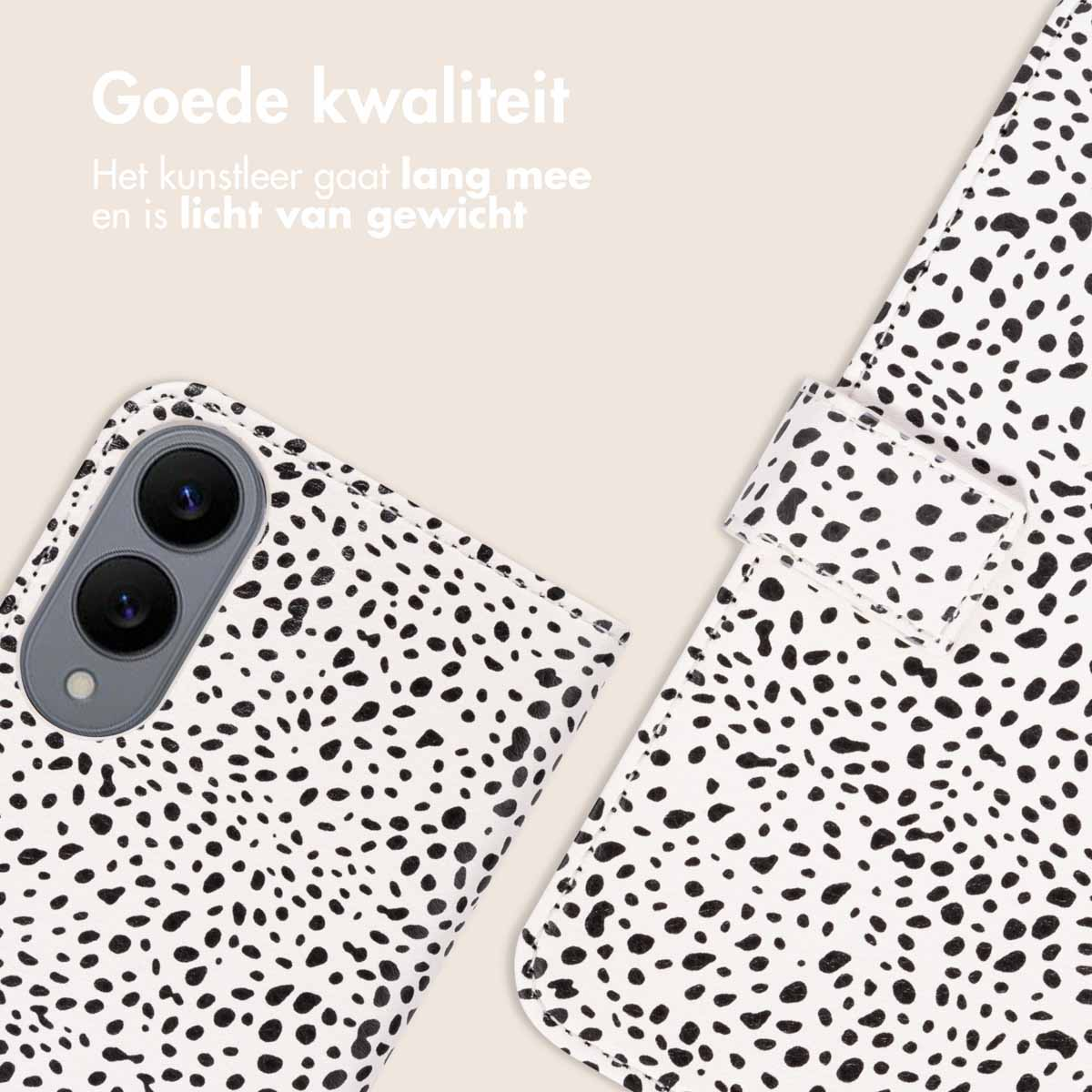 Close-up van een telefoonhoesje met een dalmatiërprint. Zwarte stippen op witte achtergrond. De telefoon zit erin.