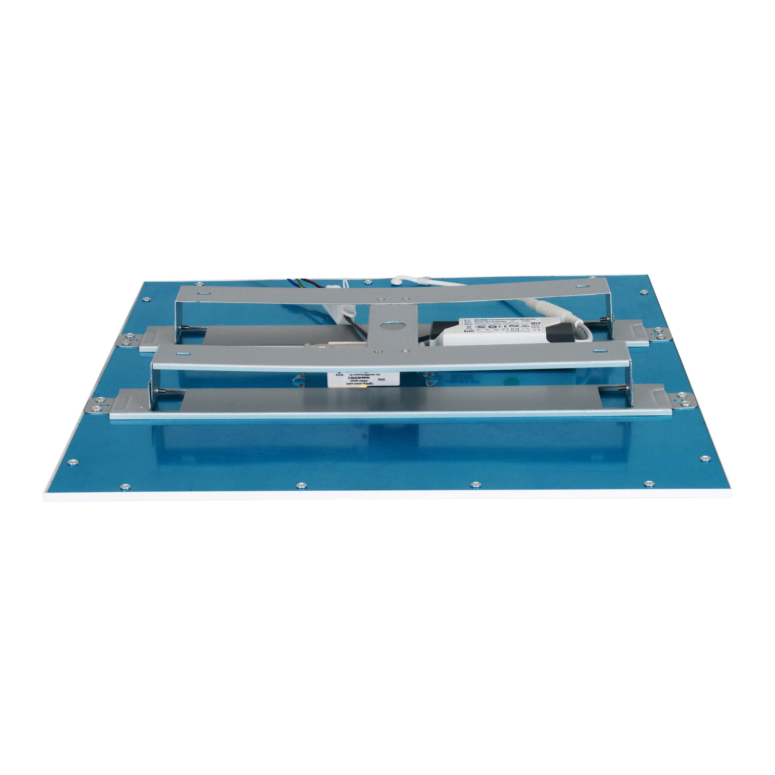 Blaue quadratische Leuchte mit Metallstützen und Drähten. Weißer Hintergrund.