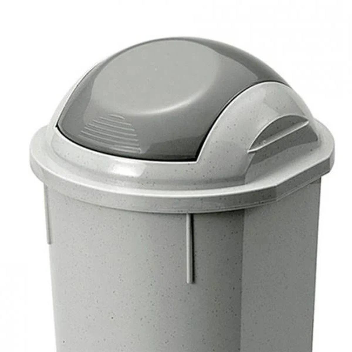 Un bidone della spazzatura grigio con coperchio grigio scuro. Il bidone è su una superficie bianca.