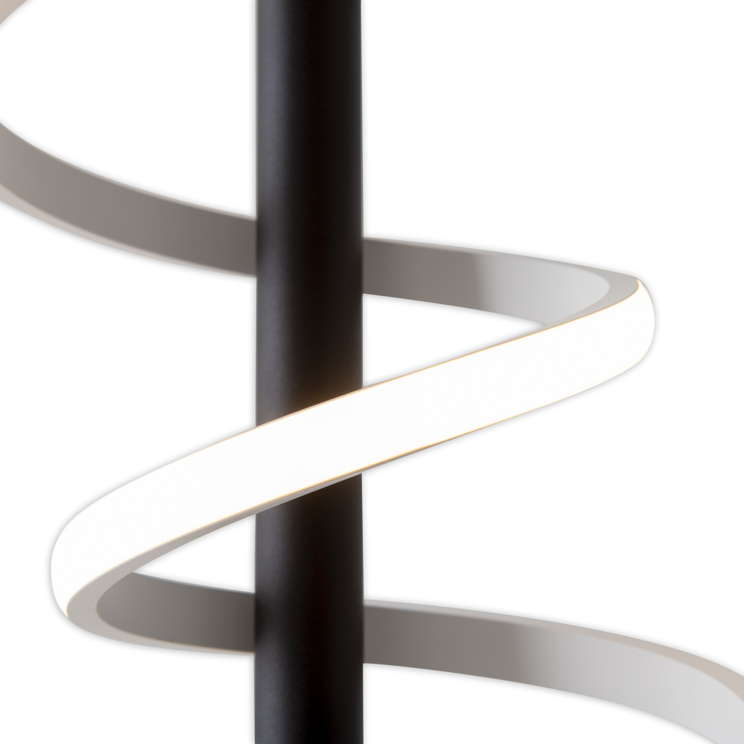 Nahaufnahme einer schwarzen Lampenstange mit einer weißen, spiralförmigen Leuchte. Der Hintergrund ist weiß.