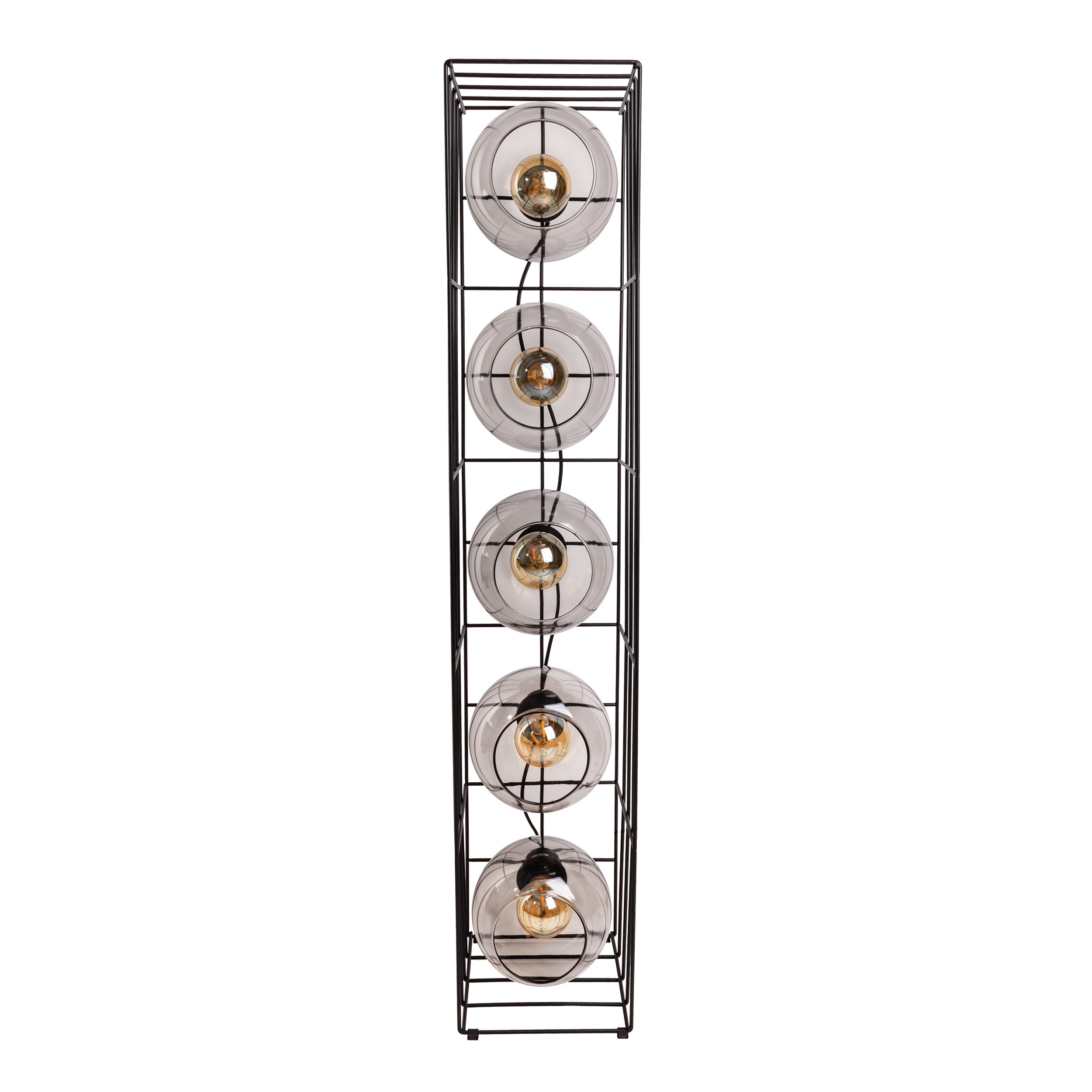 Hohe, schwarze Metalllampe mit fünf Glaskugeln und Glühbirnen. Die Lampe steht vor weißem Hintergrund.