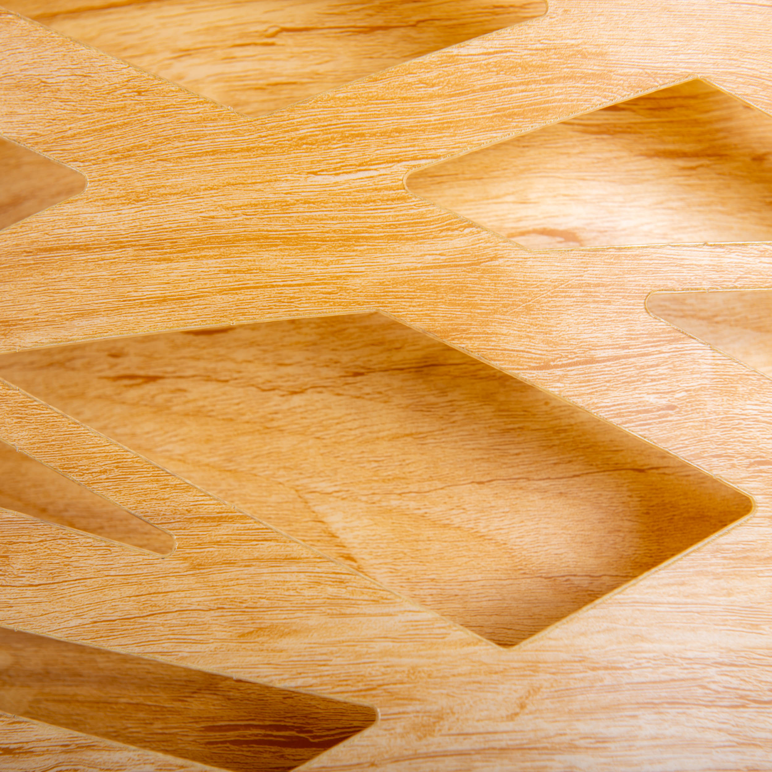 Holzstruktur mit geometrischen Ausschnitten. Brauner Hintergrund.