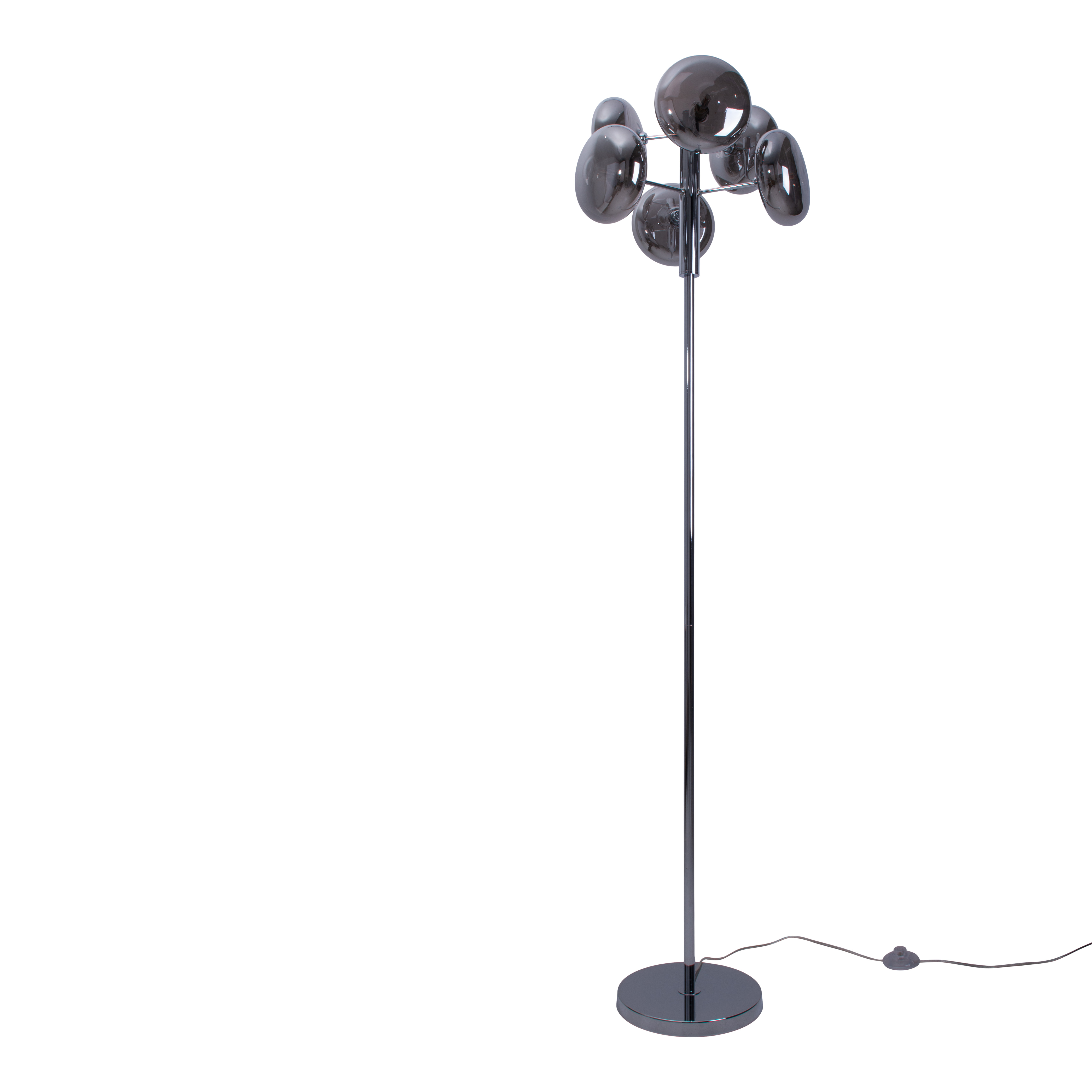 Eine verchromte Stehlampe mit sechs dunklen Glaskugelschirmen. Die Lampe hat einen runden Sockel und ein Netzkabel.