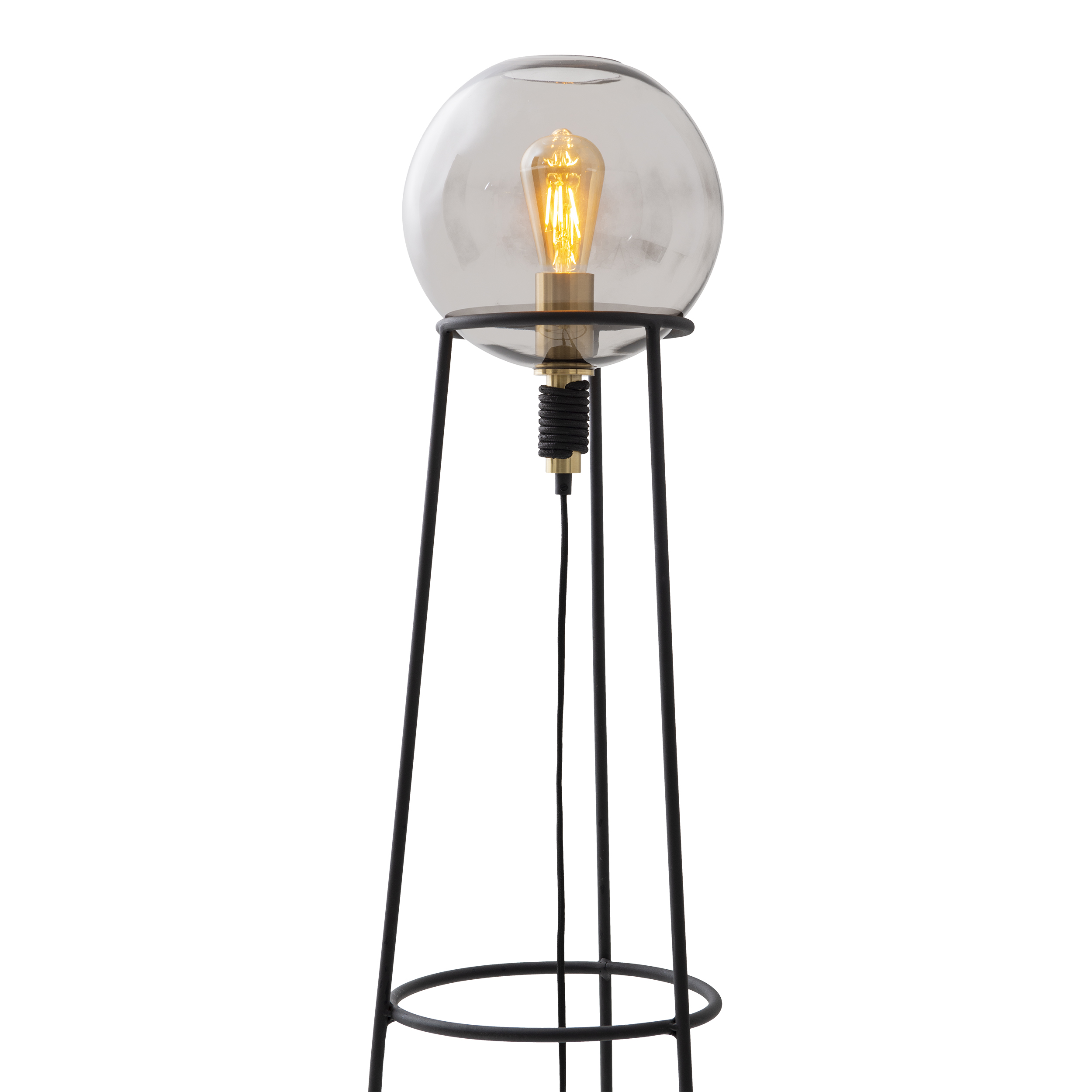 Eine Stehlampe mit einer Glaskugel und einer sichtbaren Glühbirne, die von einem schwarzen Metallrahmen getragen wird.