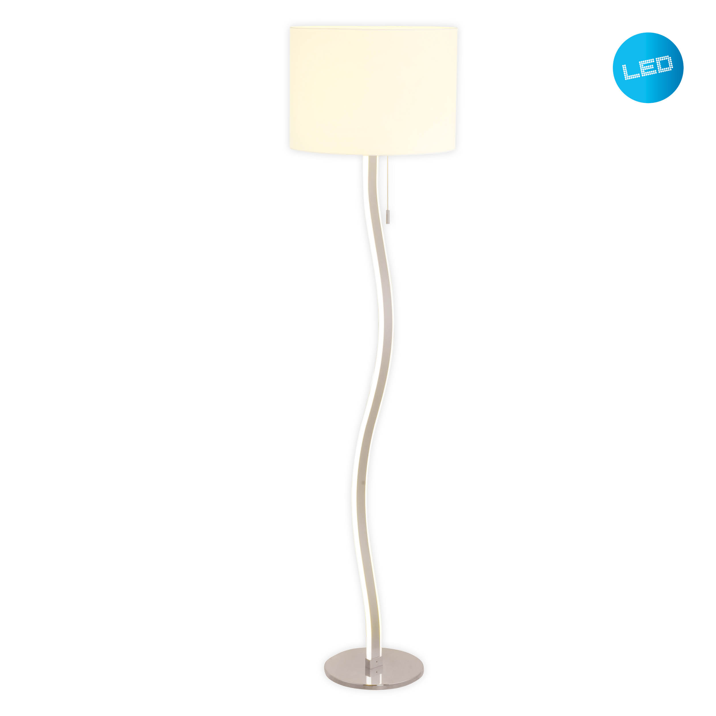 Eine Stehlampe mit weißem Lampenschirm, gebogenem silbernen Mast und LED-Symbol. Der Hintergrund ist weiß.