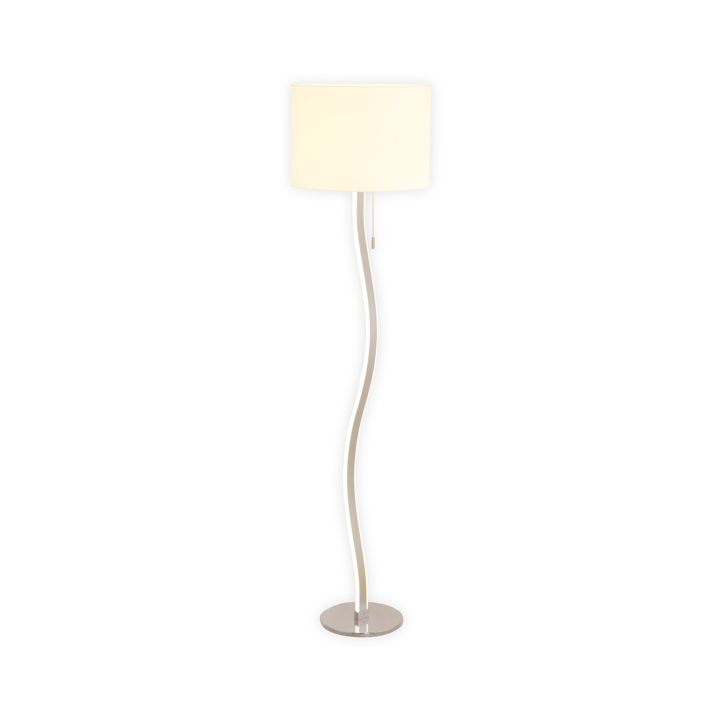 Eine geschwungene Stehlampe mit weißem Lampenschirm. Sie hat einen silbernen Mast und Fuß und einen weißen Hintergrund.