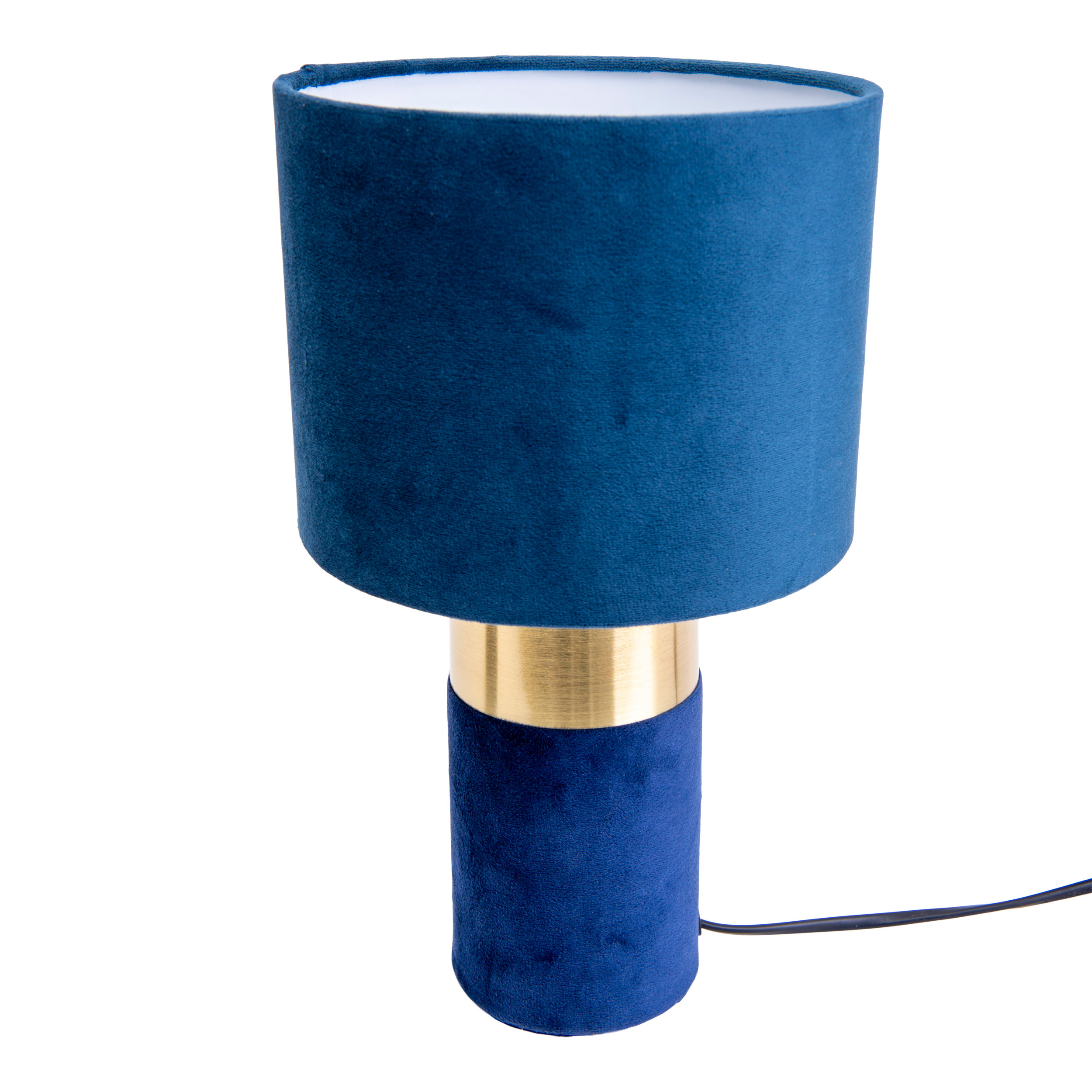 Blaue Samt-Tischlampe mit goldenen Zierleisten und blauem Lampenschirm. Weißer Hintergrund.