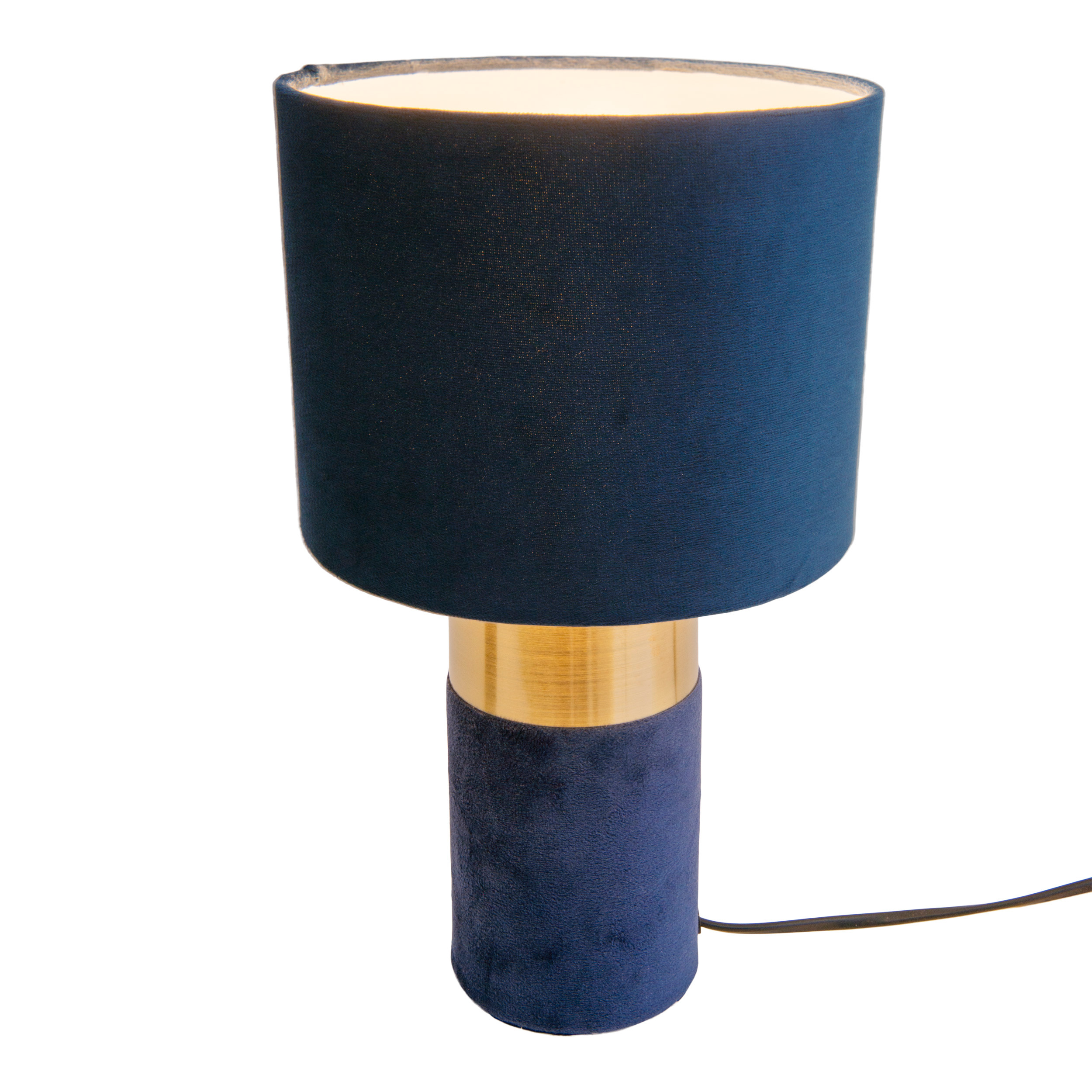 Eine blau-goldene Tischlampe mit blauem Lampenschirm. Der Sockel hat eine samtige Textur.
