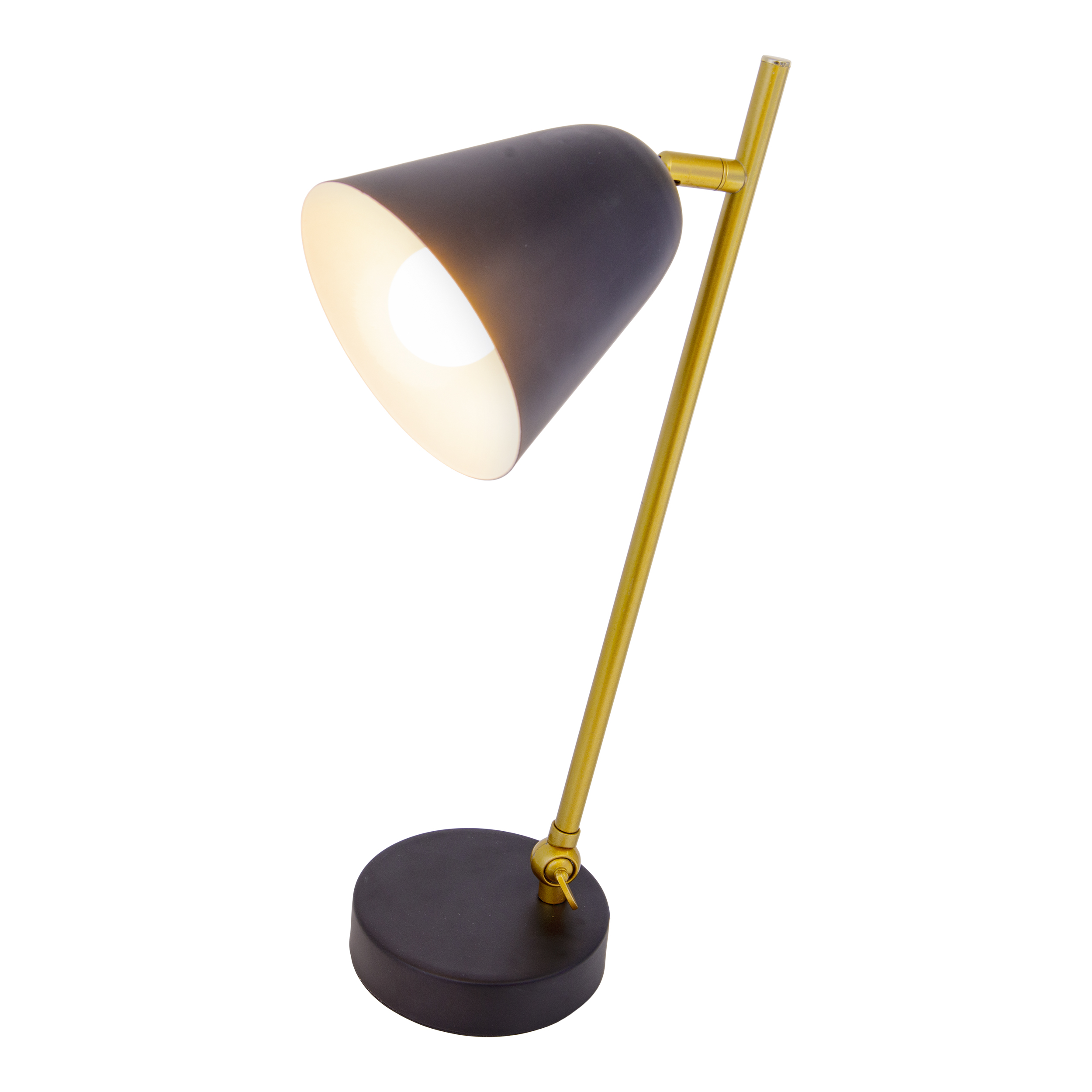Tischlampe mit schwarzem Lampenschirm und goldenem Arm. Schwarzer Sockel. Weißer Hintergrund.